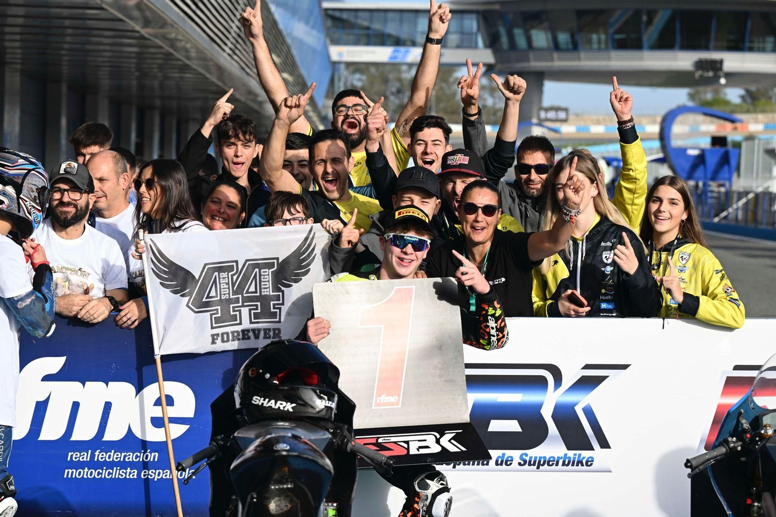 Parte del equipo SuperHugo44 Team celebra el triunfo de Casey O’Ghorman. Parte del equipo SuperHugo44 Team celebra el triunfo de Casey O’Ghorman.