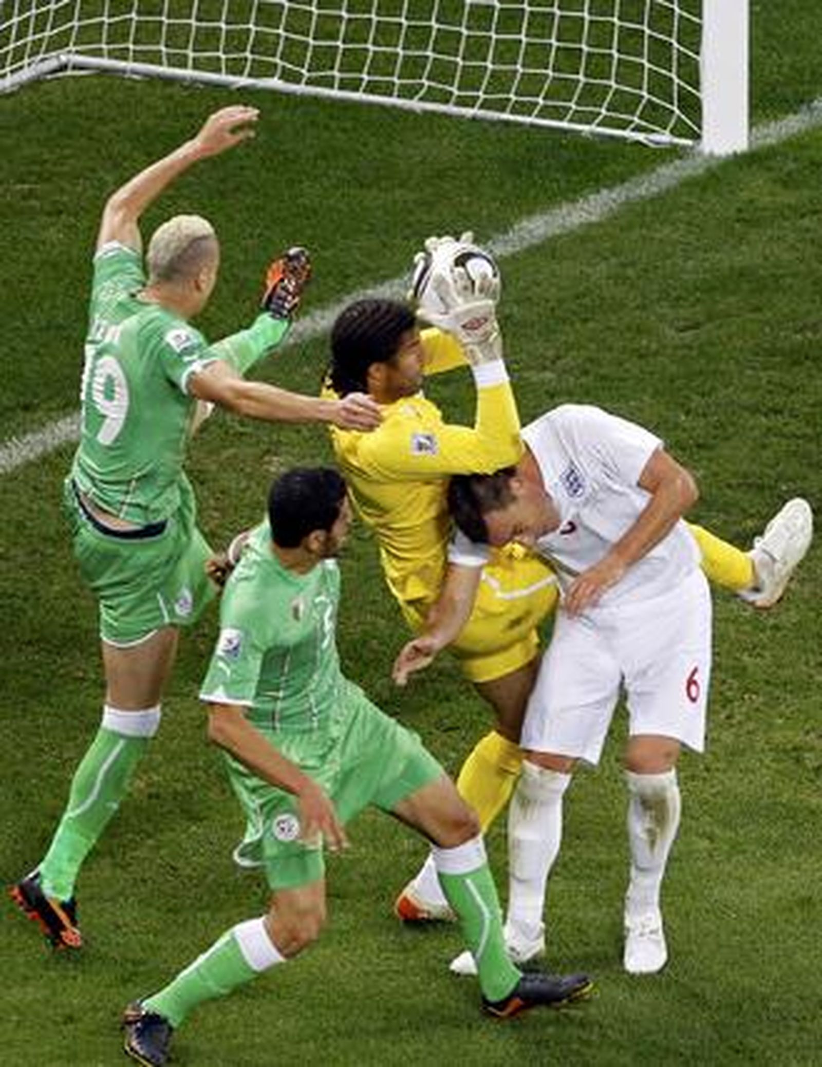 Inglaterra empata con Argelia en su segundo partido en el Grupo C. / AFP