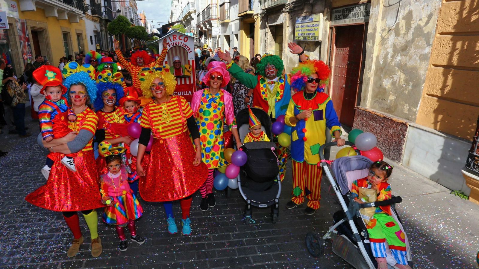 El Circo de las Purpientas se alzó con el primer premio de disfraces.