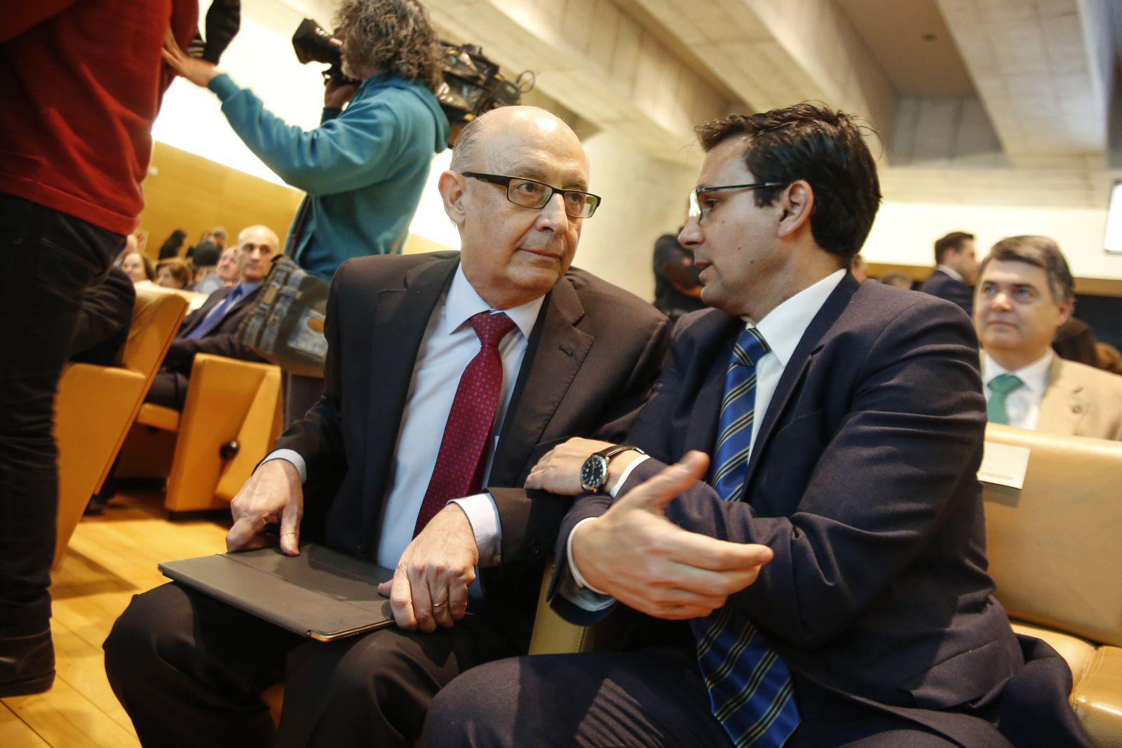 El ministro Montoro conversa con el alcalde en el aniversario de la CGE.