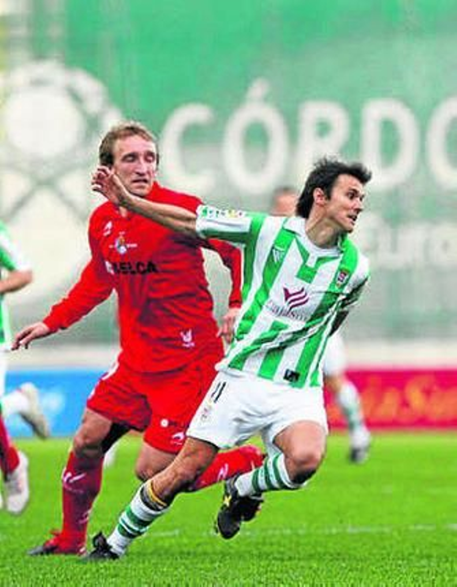 Diego Rivas presiona a Asen.