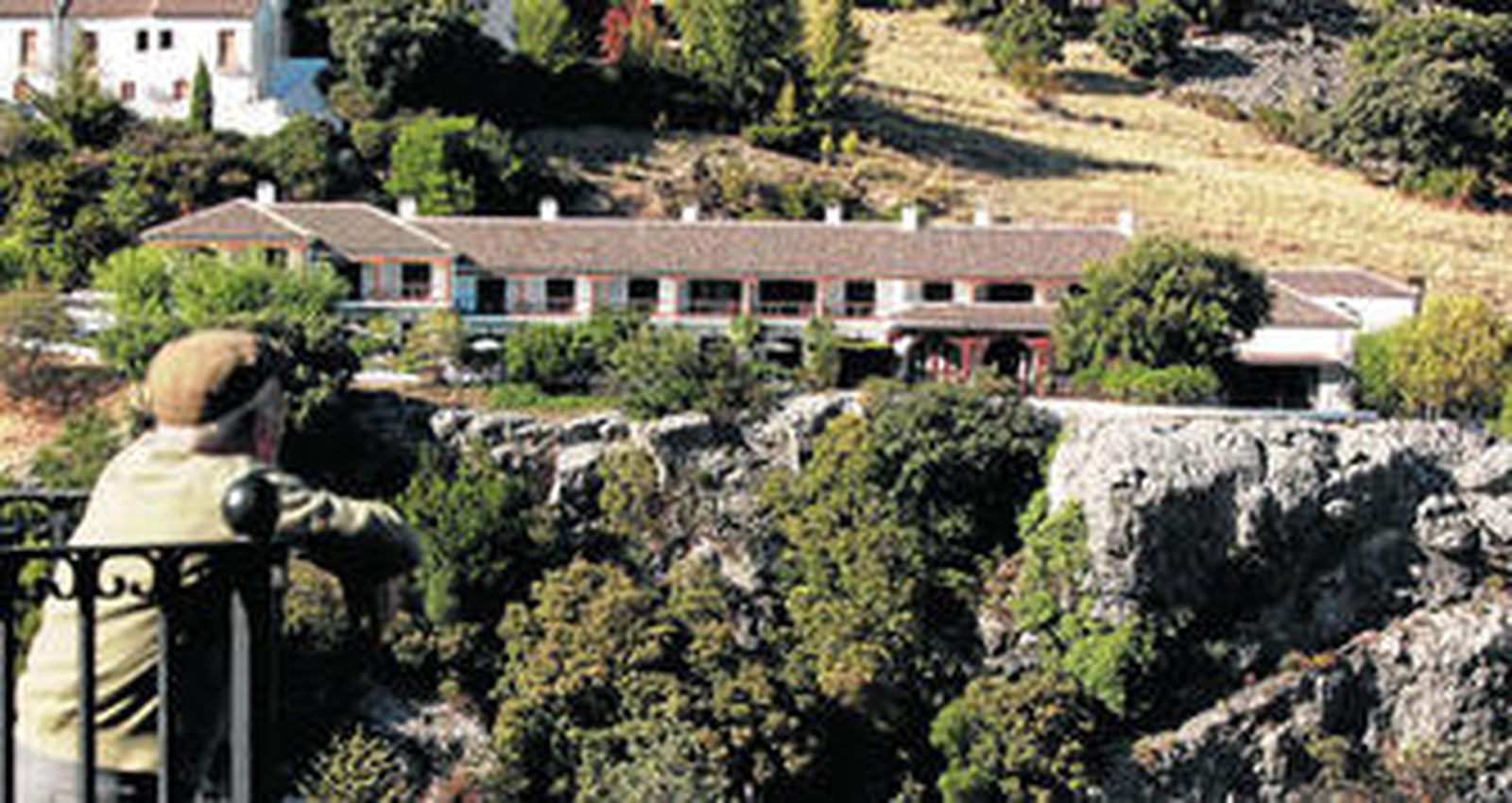 El edificio principal de la Villa Turística de Grazalema, visto desde uno de los miradores del pueblo.