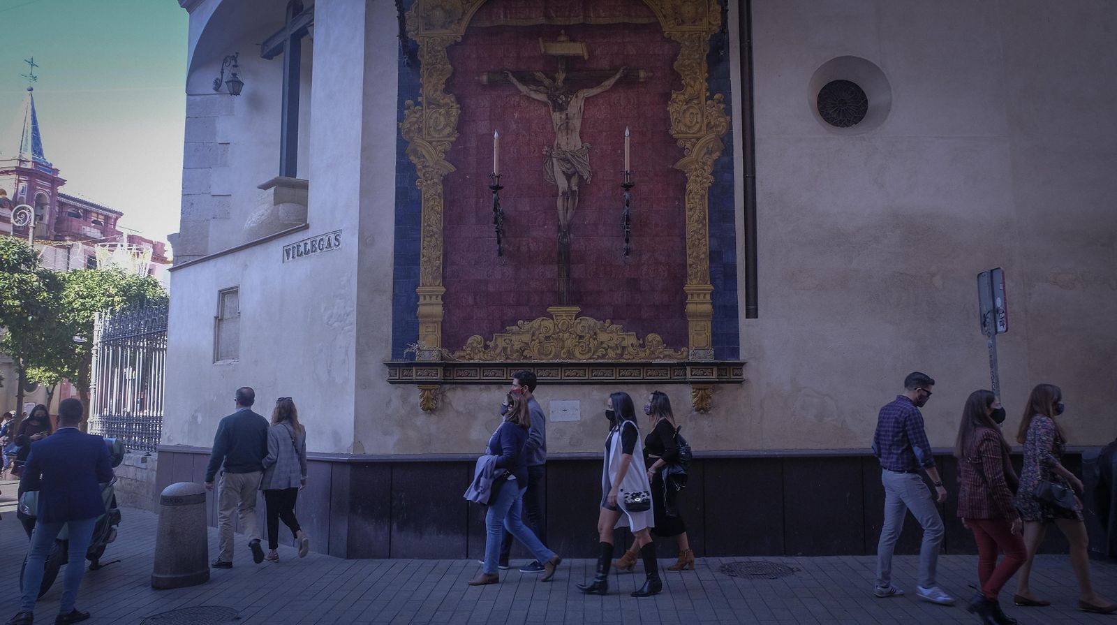 Varias personas caminan por una de las aceras de la céntrica calle Villegas.