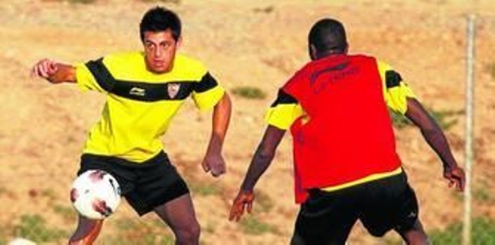 Lautaro Acosta disputa un balón en el entrenamiento de ayer ante Dabo (de espaldas).