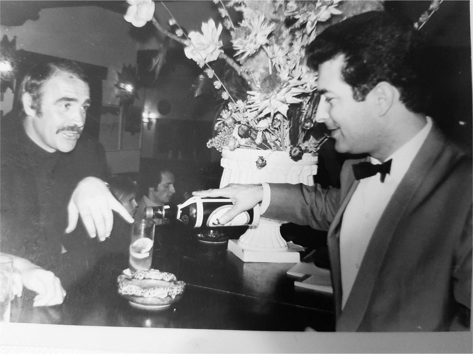 Sirviendo una copa a Sean Connery