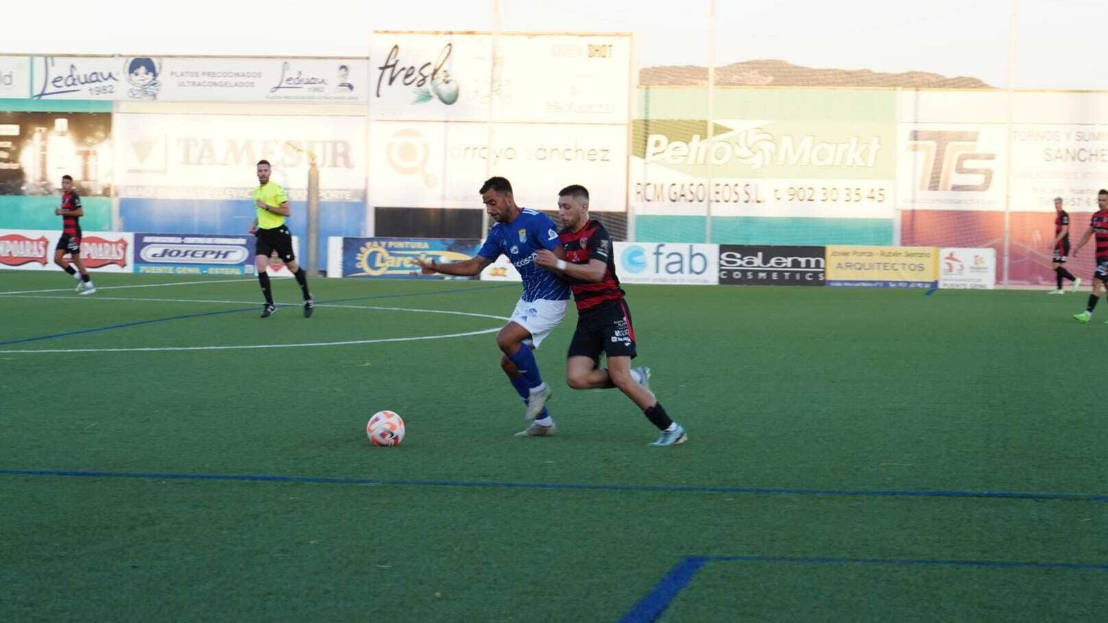 Antonio Jesús se lleva un balón con la oposición de un jugador pontano. Antonio Jesús se lleva un balón con la oposición de un jugador pontano.