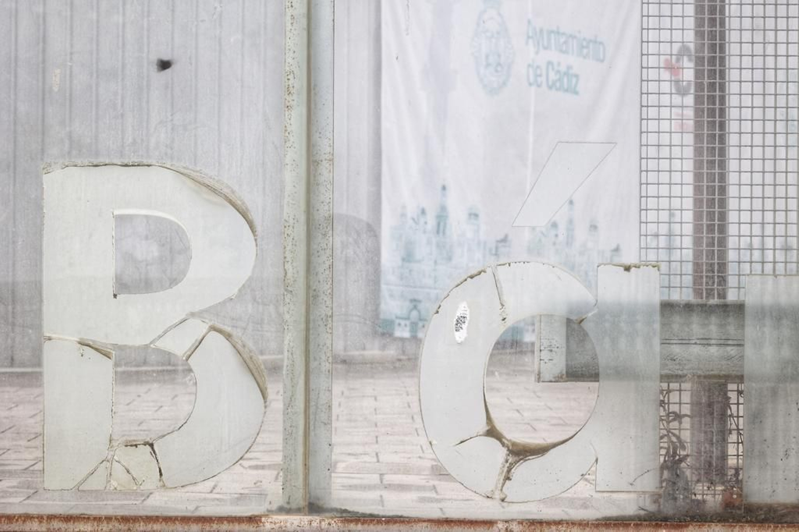 Imágenes del abandono de la pérgola del parque Genovés de Cádiz