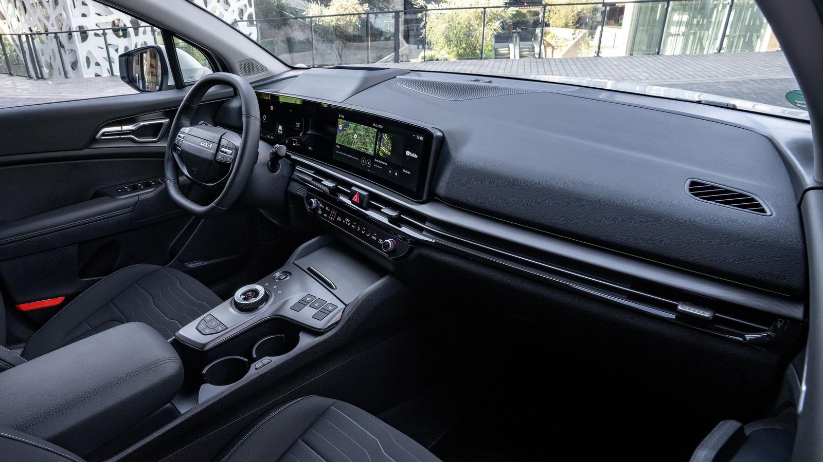 Nuevo volante o aireadores, mientras que se mantienen la doble pantalla bajo un mismo cristal o el panel multifunción bajo la central. Nuevo volante o aireadores, mientras que se mantienen la doble pantalla bajo un mismo cristal o el panel multifunción bajo la central.