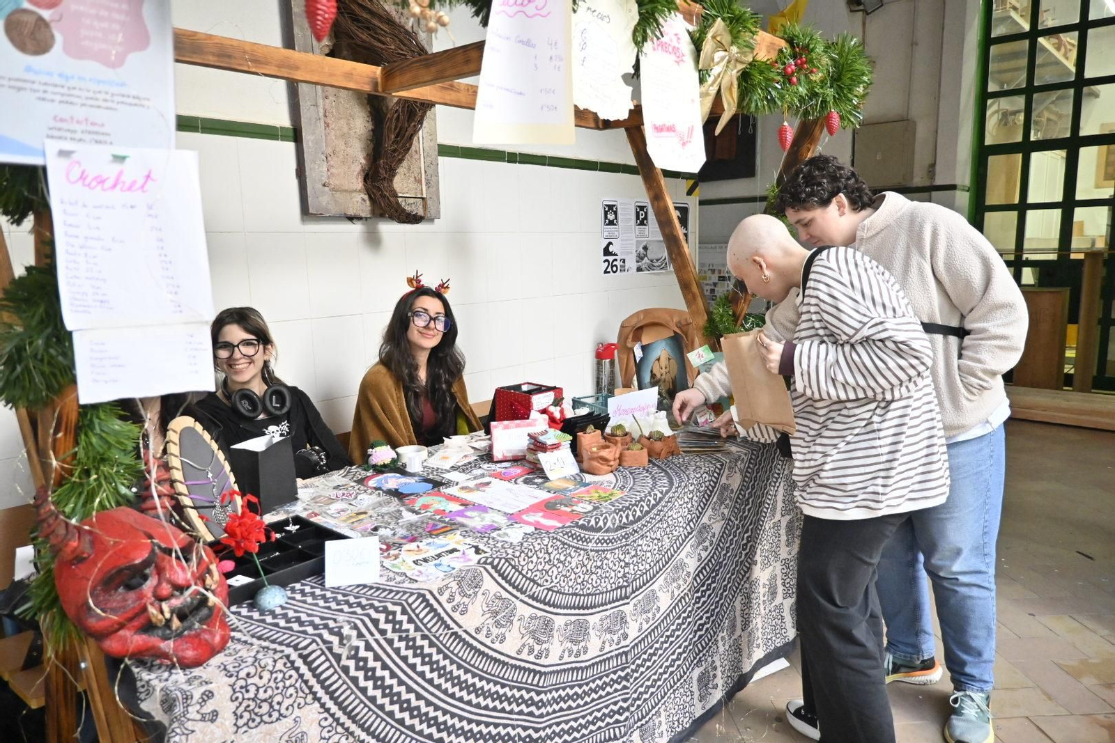 Imágenes del tradicional mercadillo de navidad de la escuela de arte León Ortega