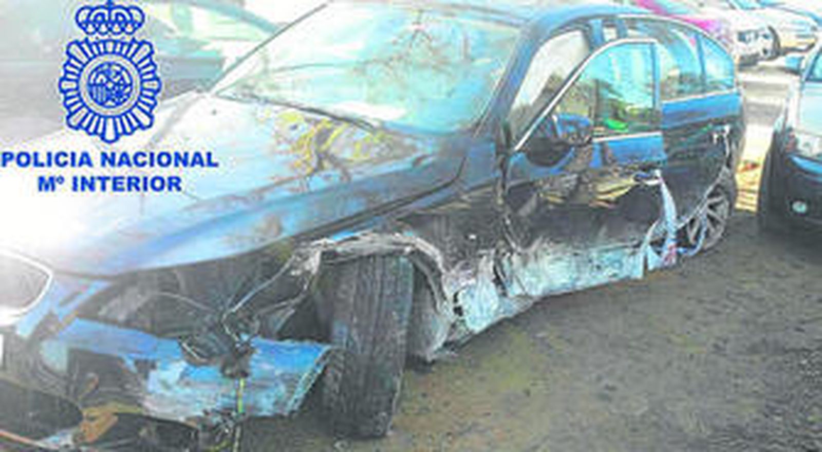 La fotografía muestra el estado en el que quedó el vehículo robado que conducía el estafador tras la persecución policial.