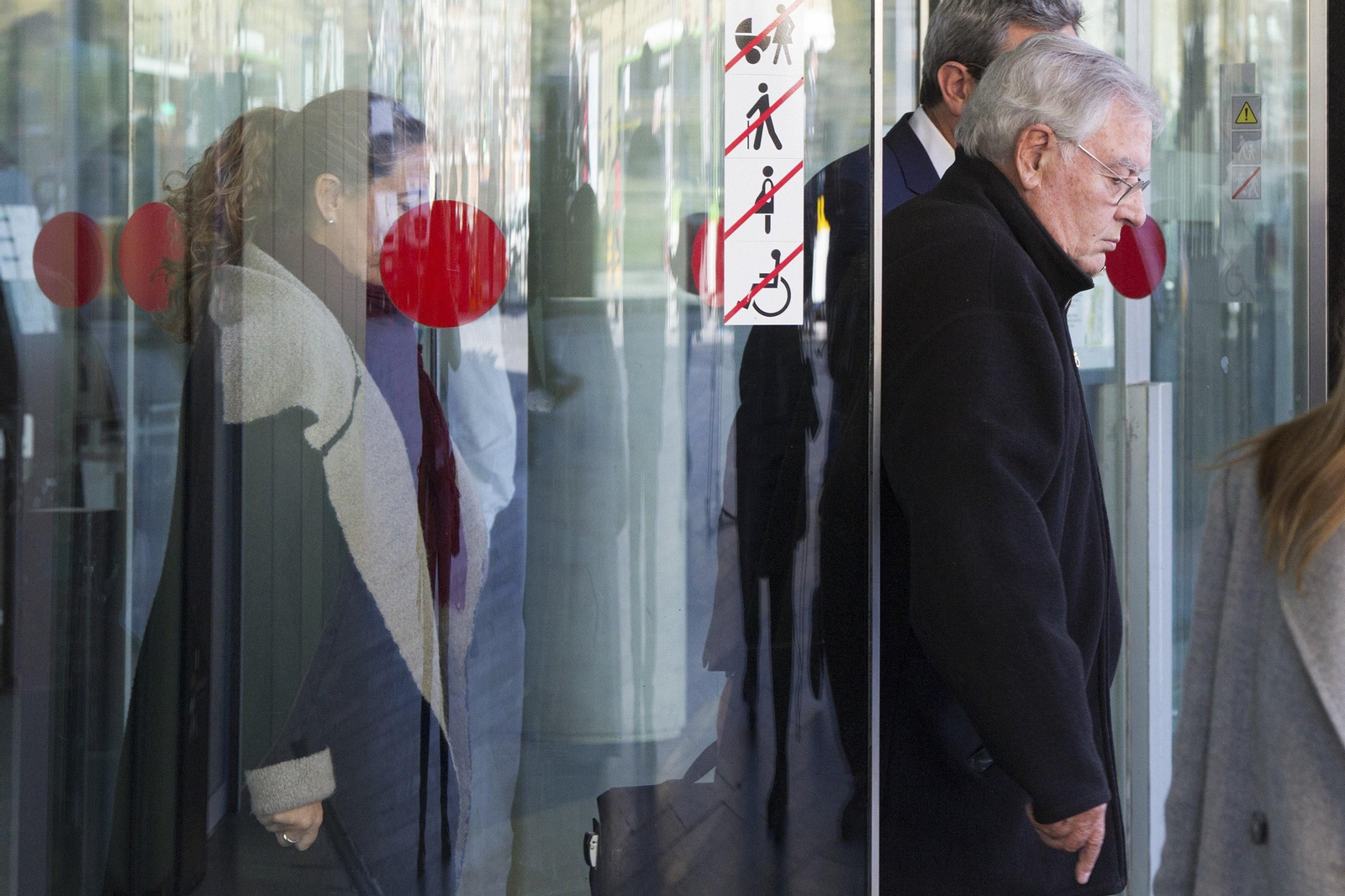 Montull sale de los juzgados tras declarar.