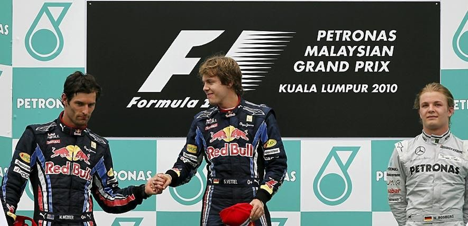 El podio del Gran Premio de Malasia, con el alemán de Red Bull Sebastian Vettel primero (en el centro); su compañero de equipo, el australiano Mark Webber, segundo; y el alemán de Mercedes Nico Rosberg, tercero.

Foto: Reuters / Afp Photo / Efe