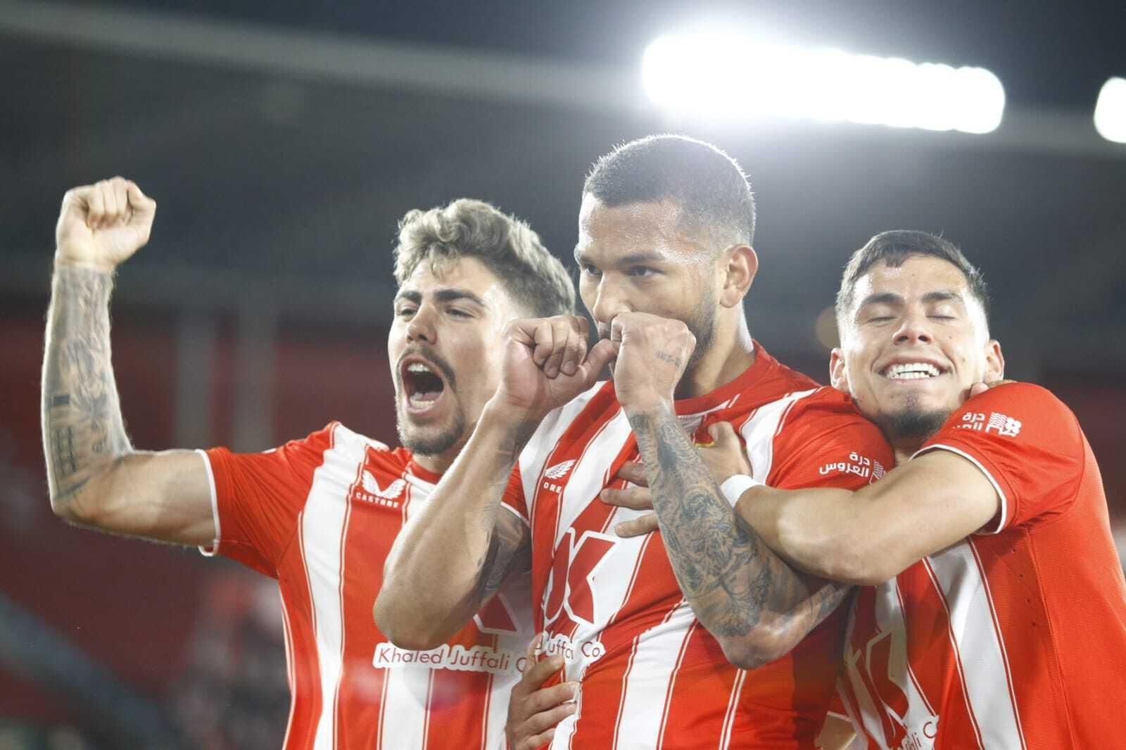 Luis Suárez festeja con Pozo y Robertone el 1-0, el estreno de su cuenta anotadora como rojiblanco