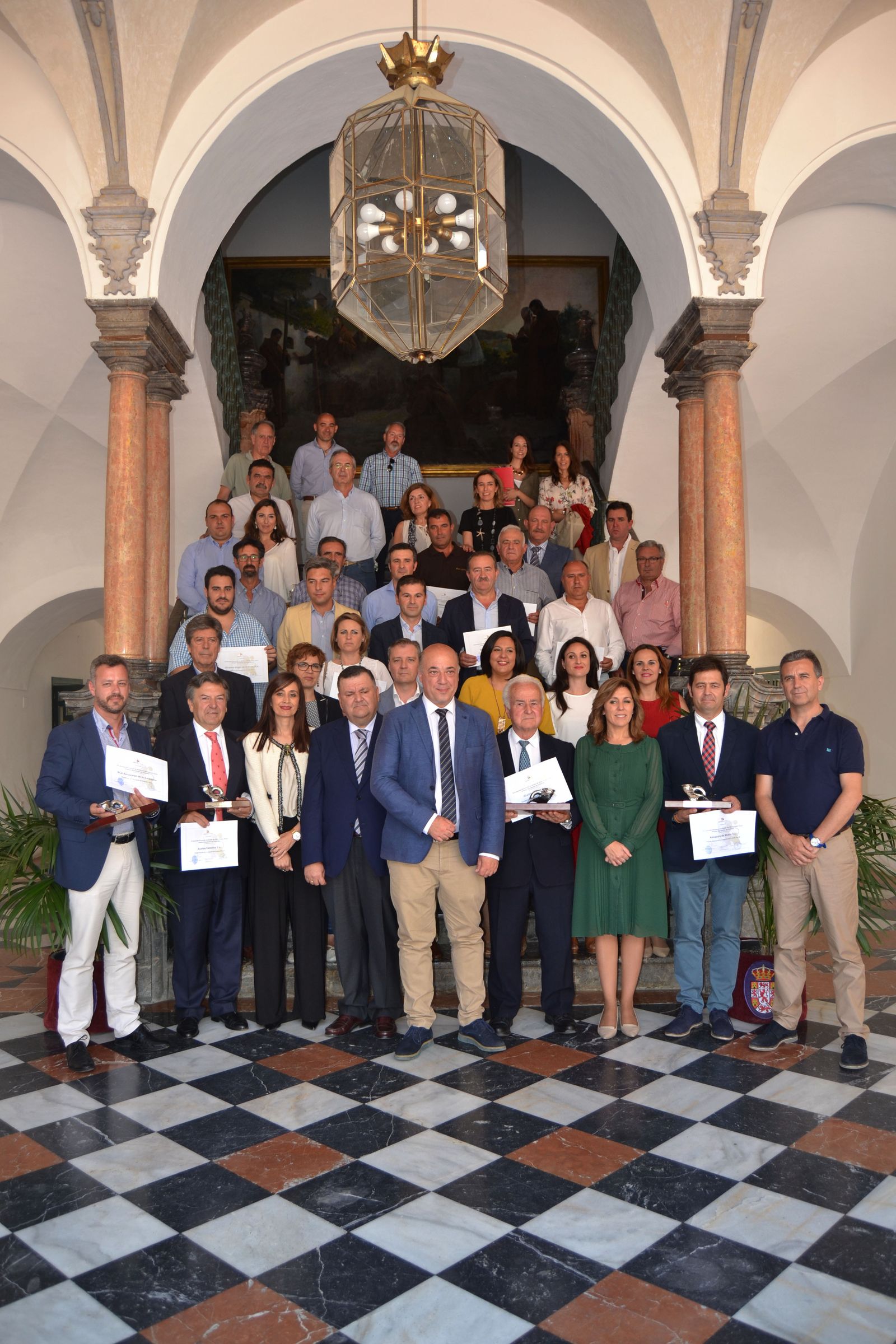 Foto de familia de las instituciones y los premiados.