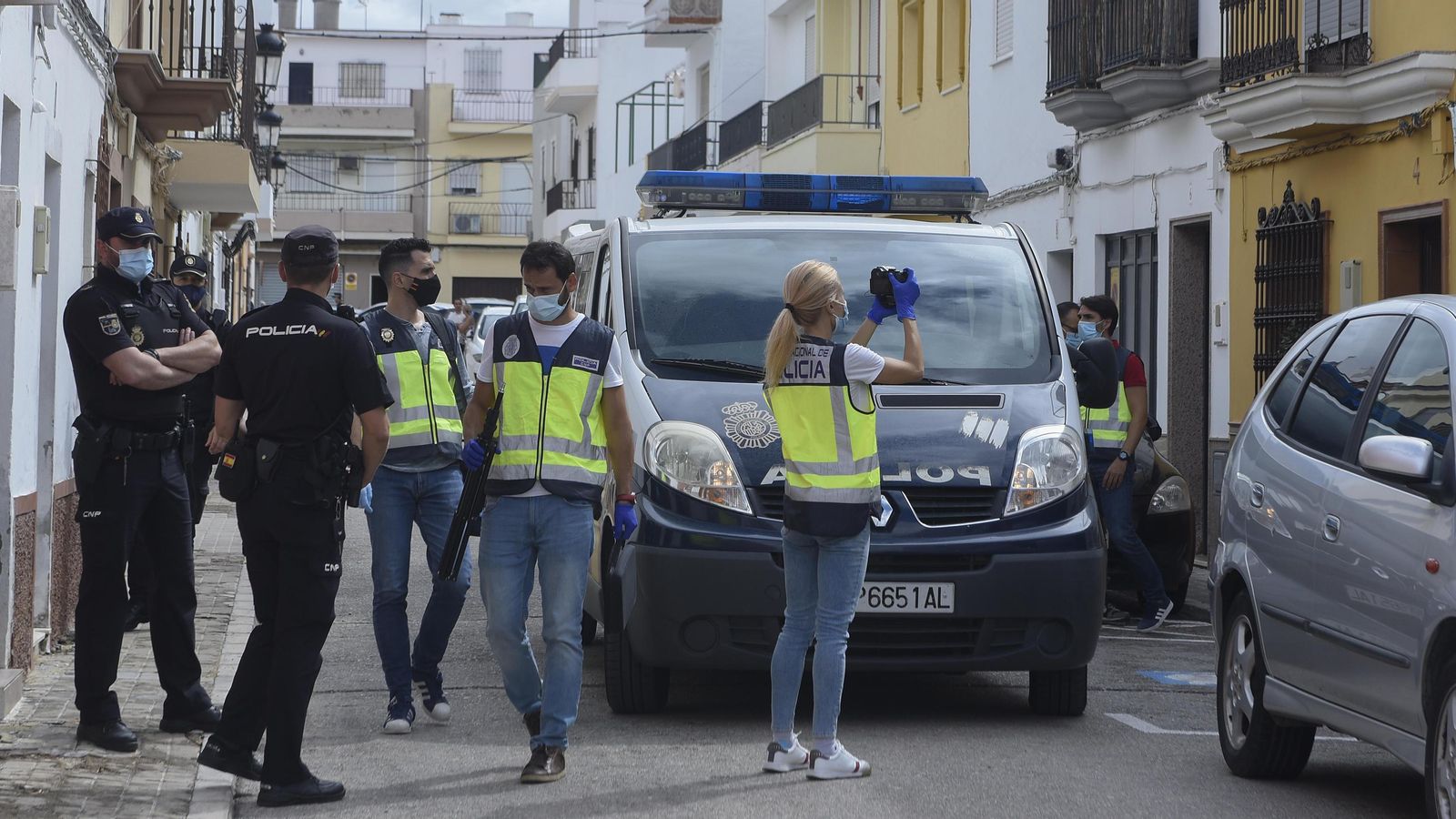 Policías en la puerta de la casa en la que vivía Antonio David Barroso, en Morón de la Frontera.