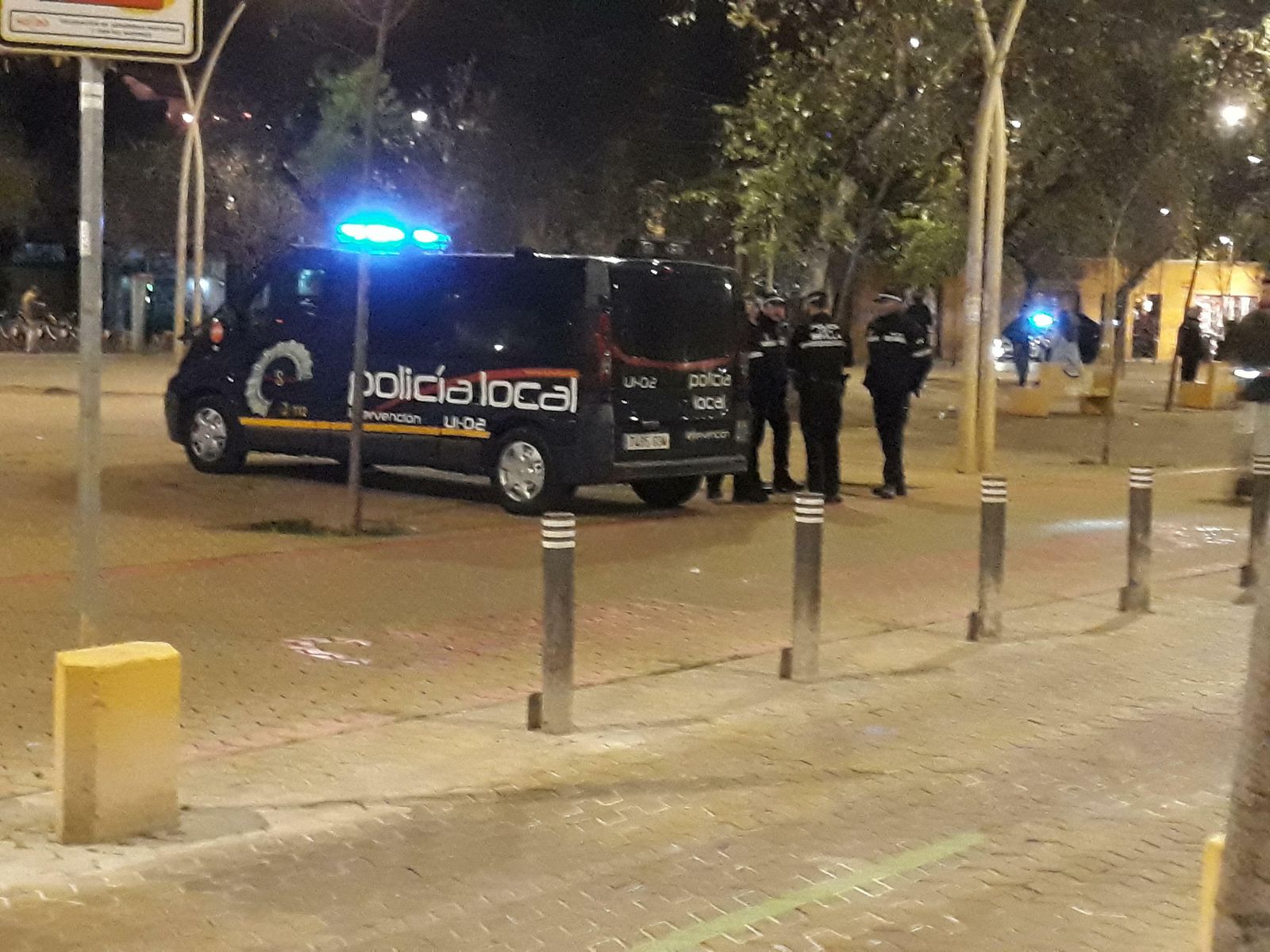 Un furgón de la Policía Local y varios agentes en el centro del bulevar de la Alameda, este viernes por la noche. Y al fondo otro patrullero.