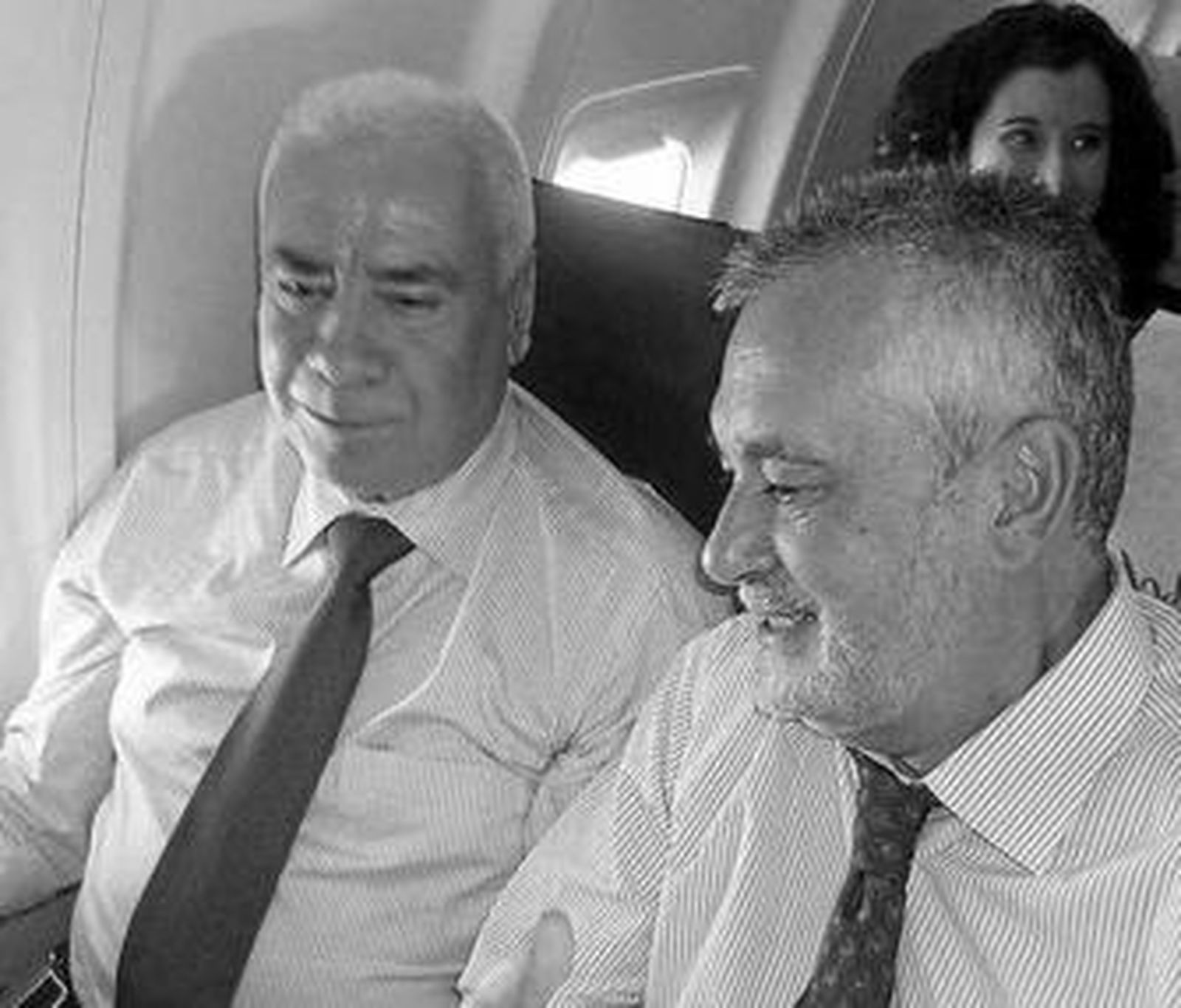 El consejero de Turismo conversa en el avión con el presidente Griñán.
