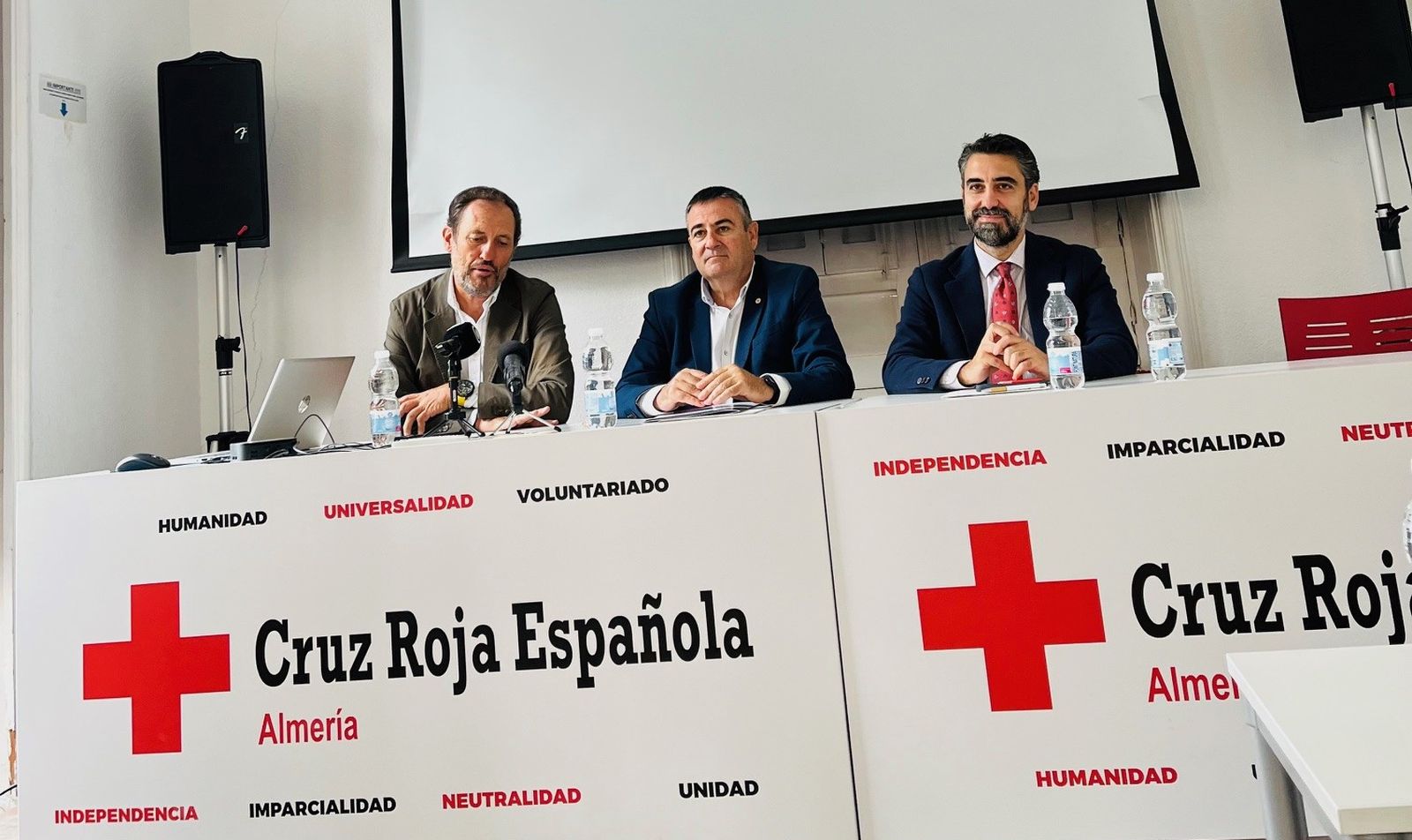 Los distintos representantes institucionales durante la presentación de la prueba deportiva.