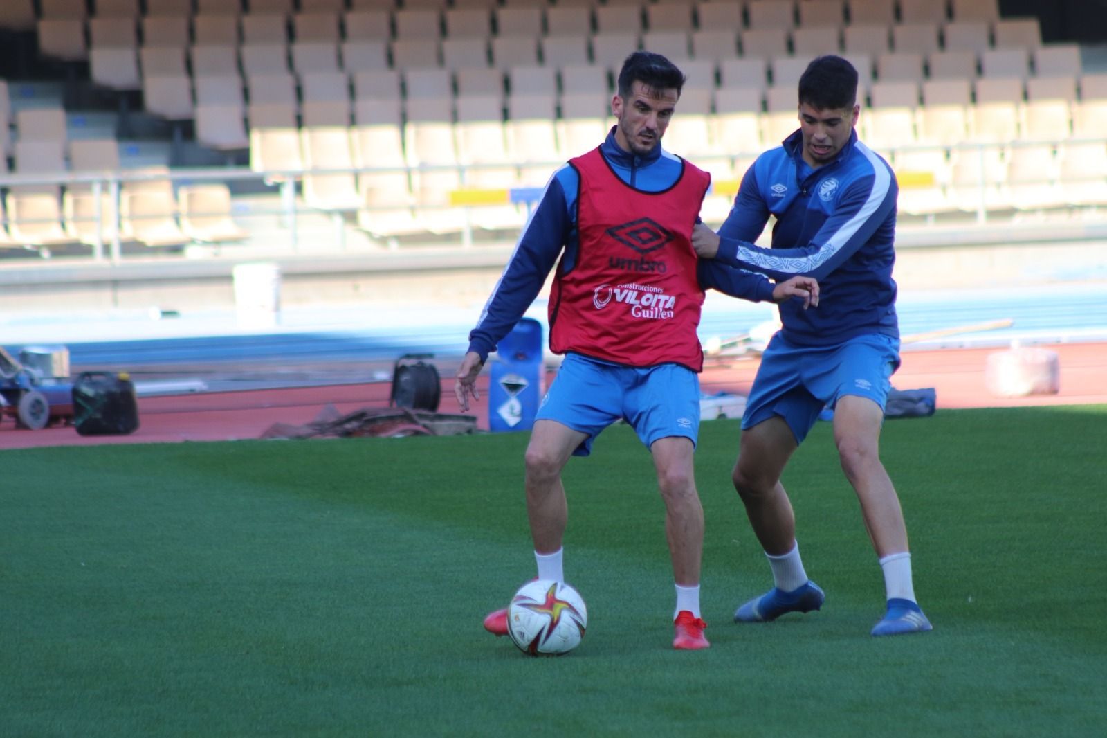 Bello lucha con Hugo por un balón en el entrenamiento de este jueves a puerta cerrada.