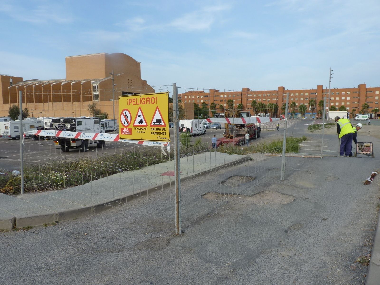 Los operarios de la empresa a la que se le han adjudicado las obras inician los trabajos.