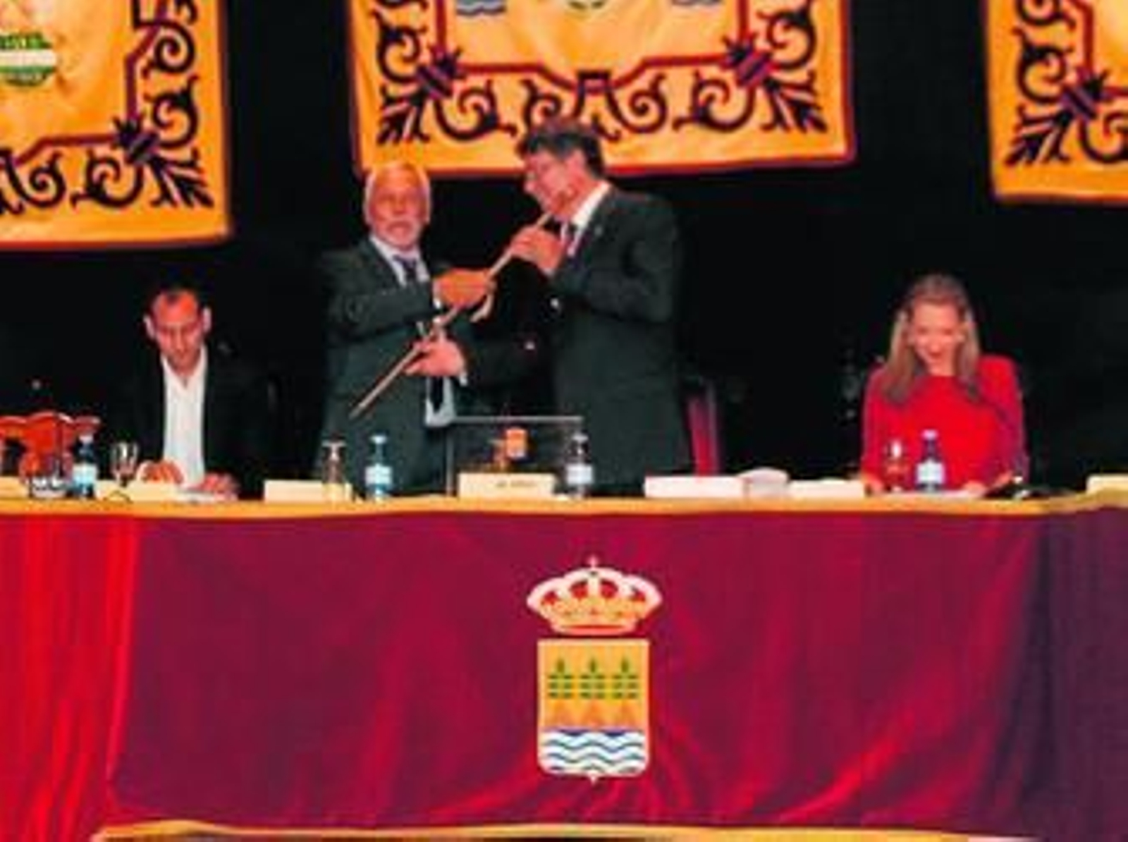 Rogelio Mena recoge la vara de mando del Ayuntamiento de Albox.