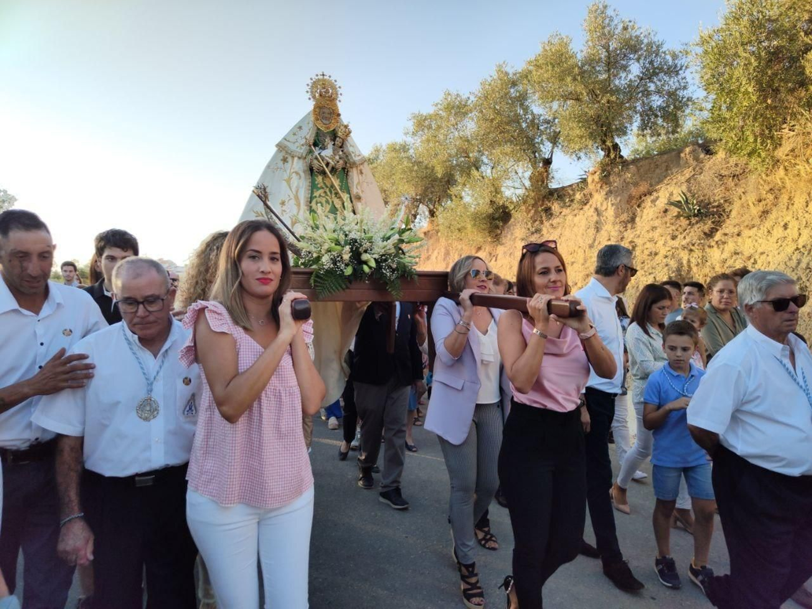 Santaella celebra el 450 aniversario de la primera salida procesional de la Virgen del Valle, en fotografías