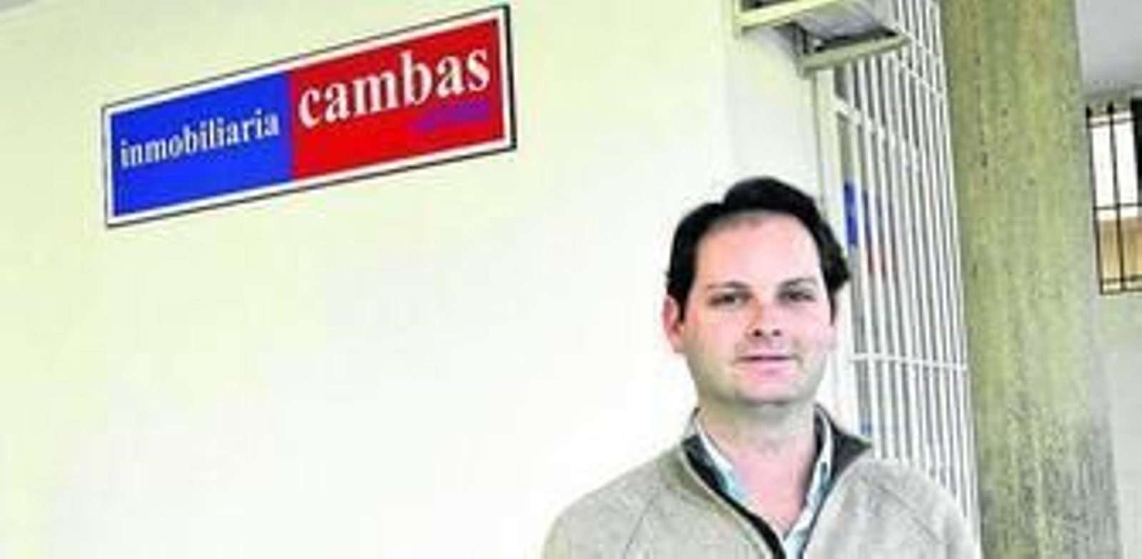 Luis Cambas posa días atrás junto a la entrada de la empresa.