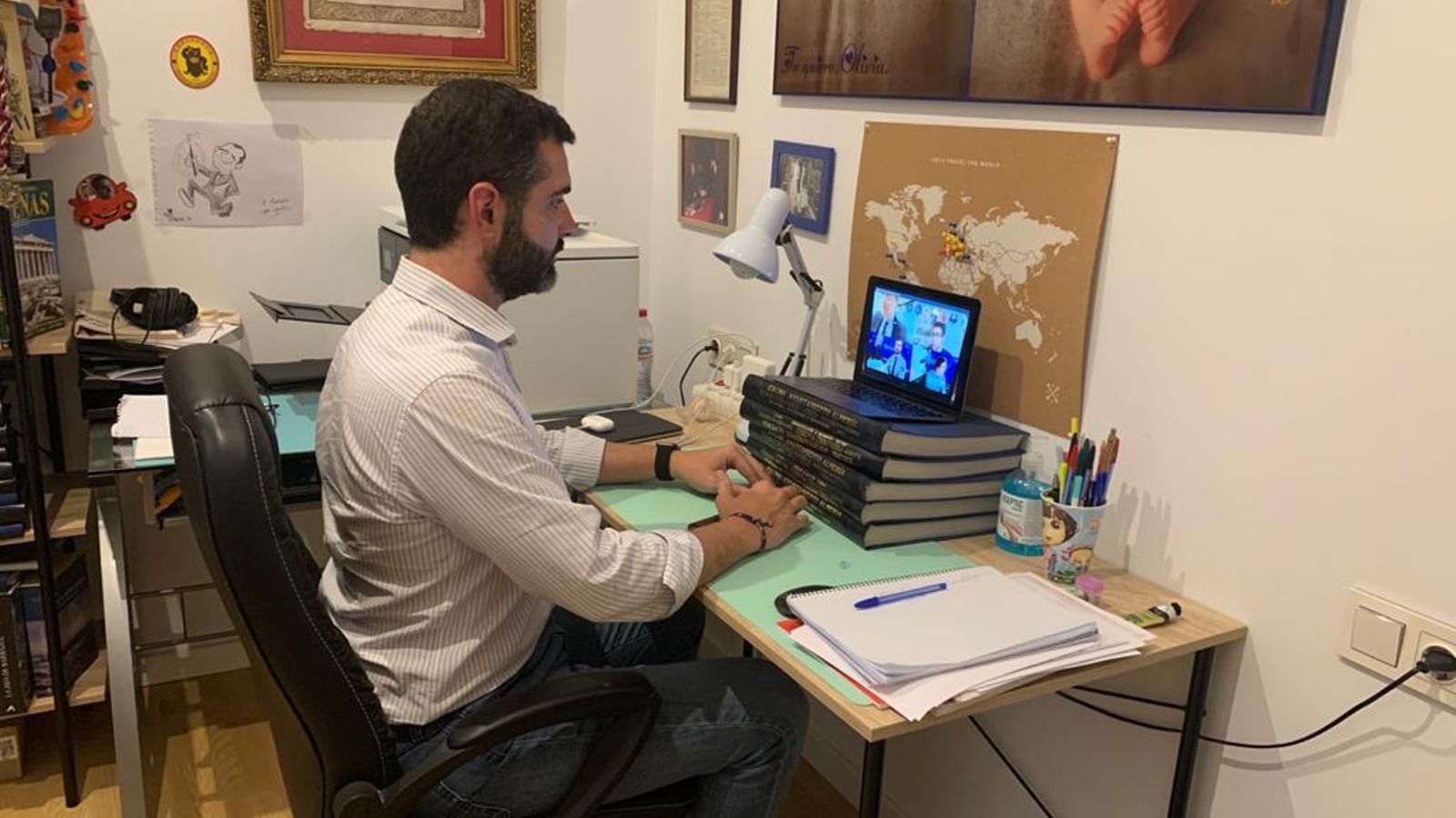 El alcalde, en el pequeño despacho que ha improvisado en su domicilio y desde donde atendió a la entrevista.