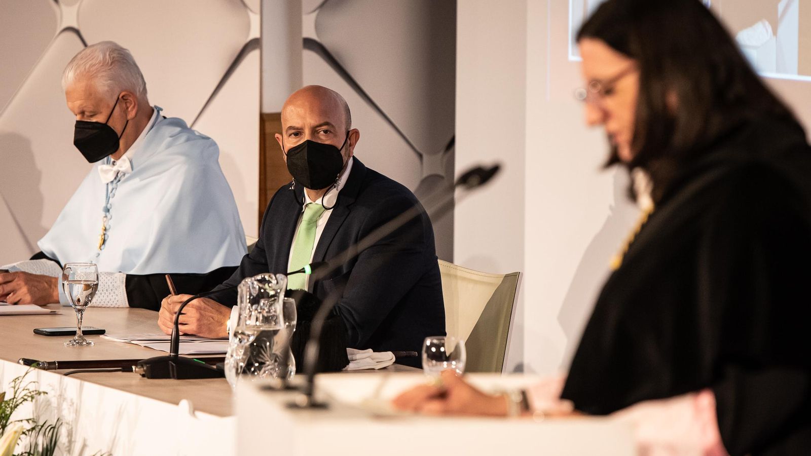 El director general Juan José García Machado, durante el discurso de la rectora de la UHU.