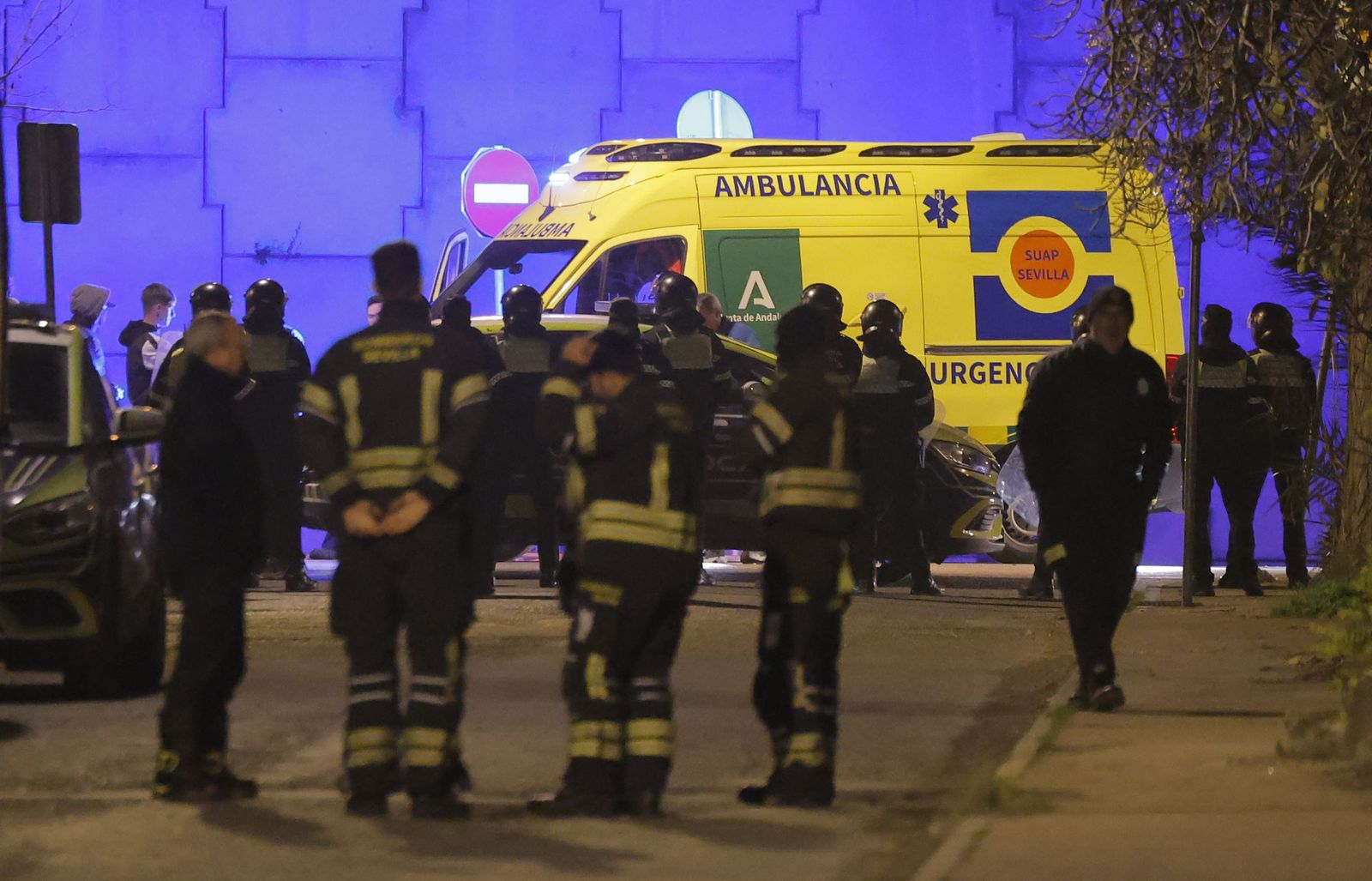 El derribo de la gasolinera de Alcosa, todas las fotos