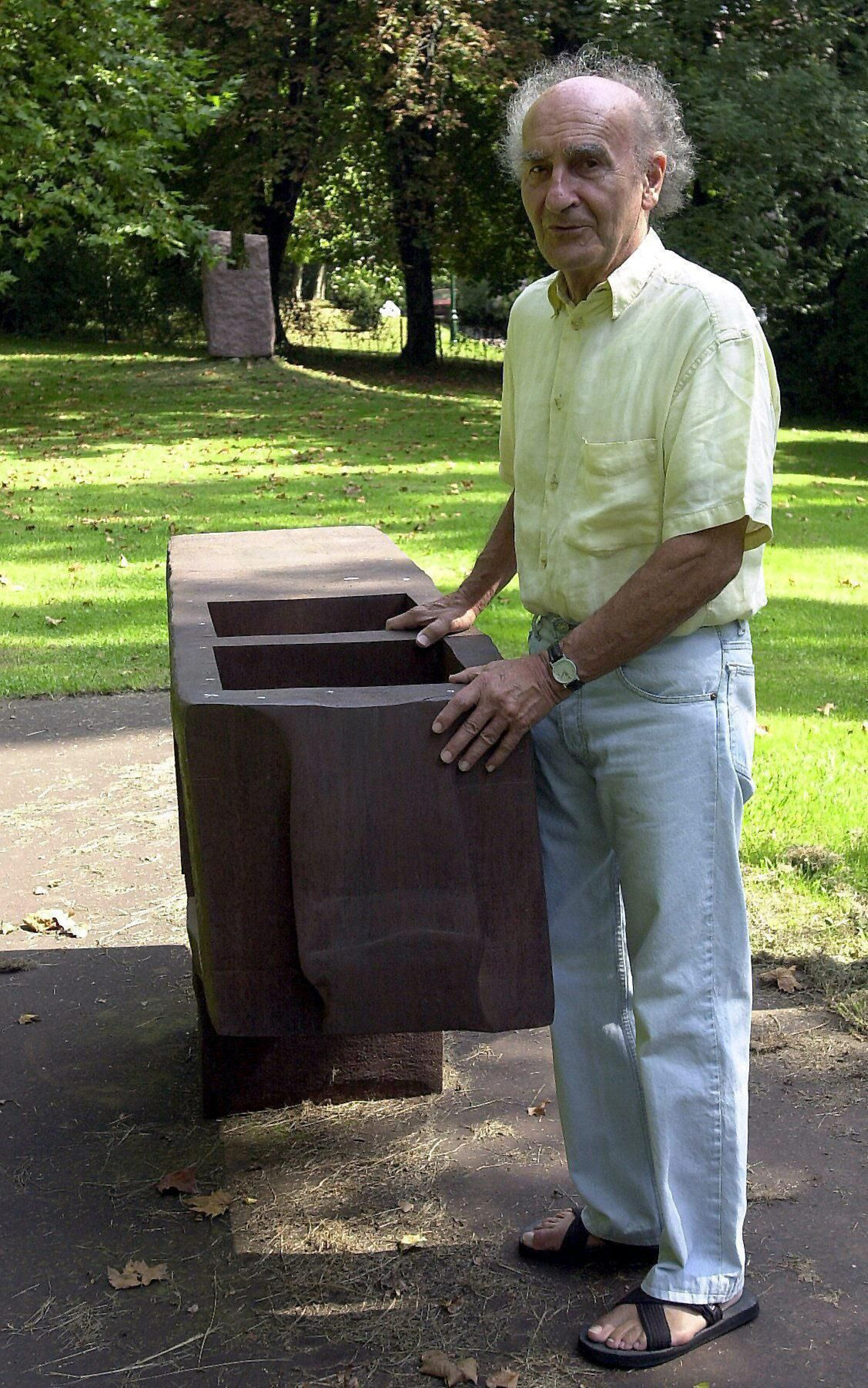 El escultor junto a una de sus piezas.