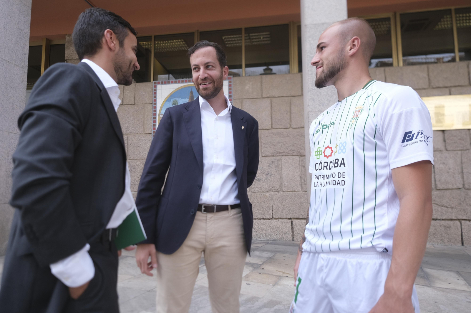 La visita del Córdoba CF al Ayuntamiento de Córdoba, en imágenes