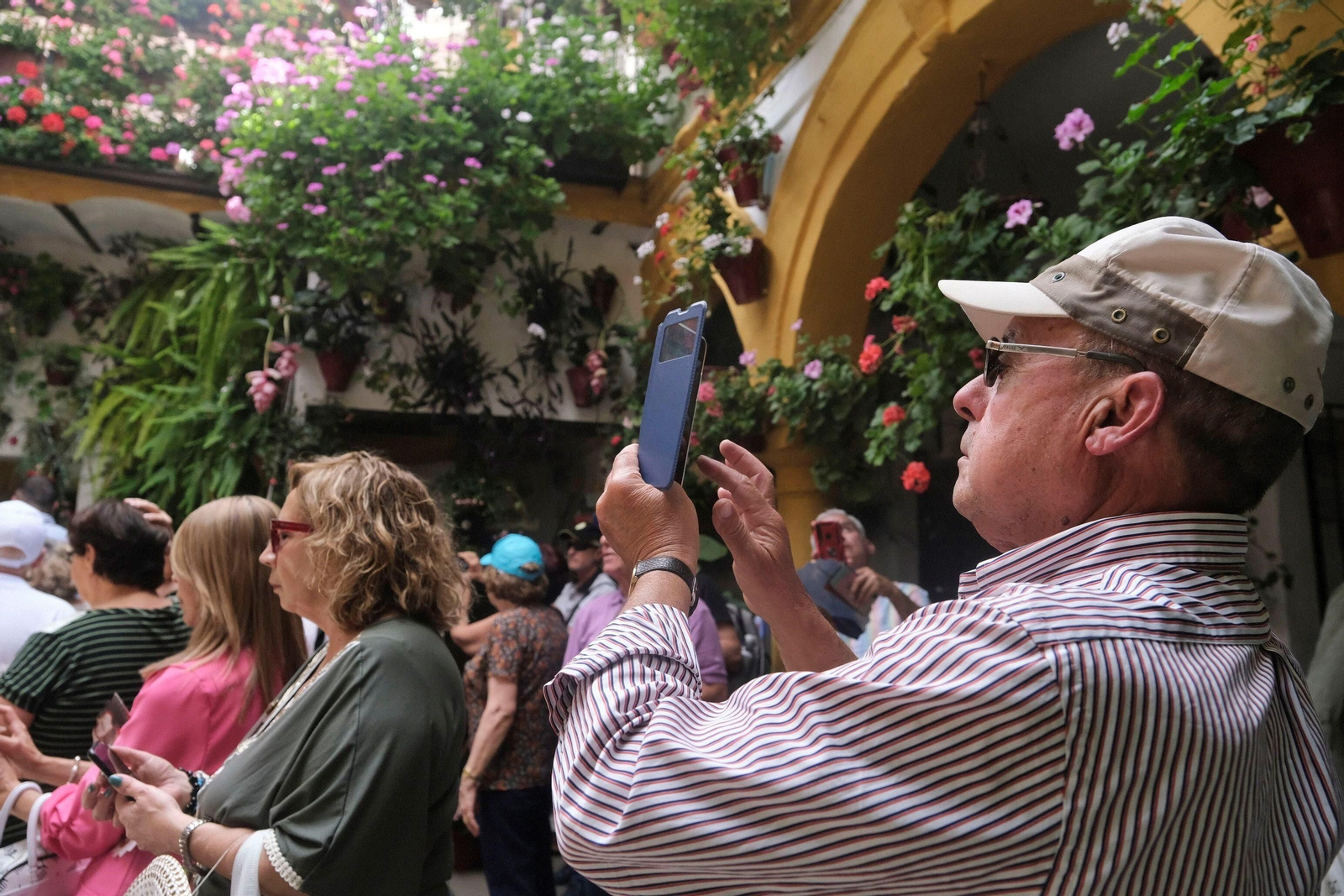 Los Patios de Córdoba se llenan de turistas en su primer fin de semana, en imágenes