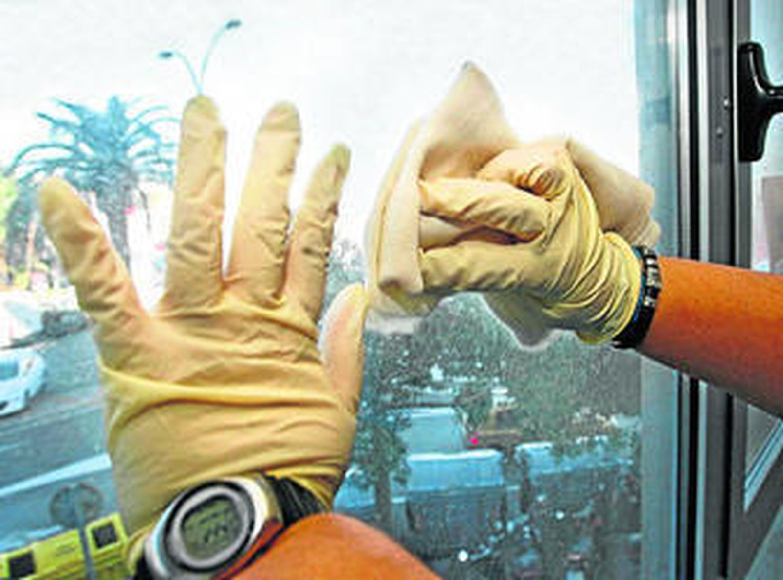 Los trabajadores del sector limpieza están entre los grupos de riesgo para desarrollar el síndrome látex-fruta.