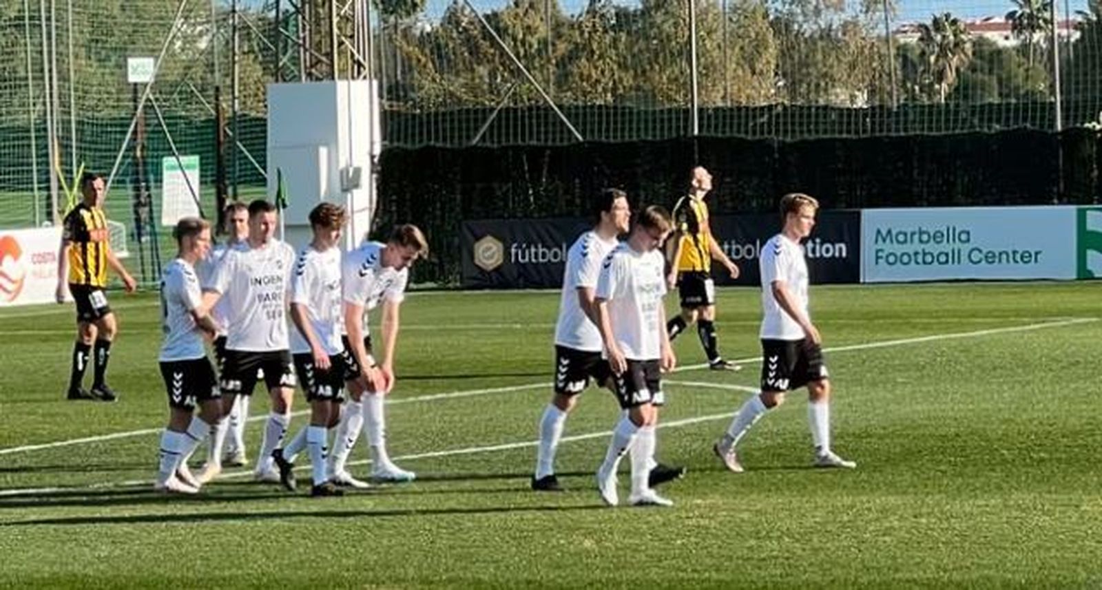 Jugadores del Odds BK celebran un gol en un amistoso en Marbella