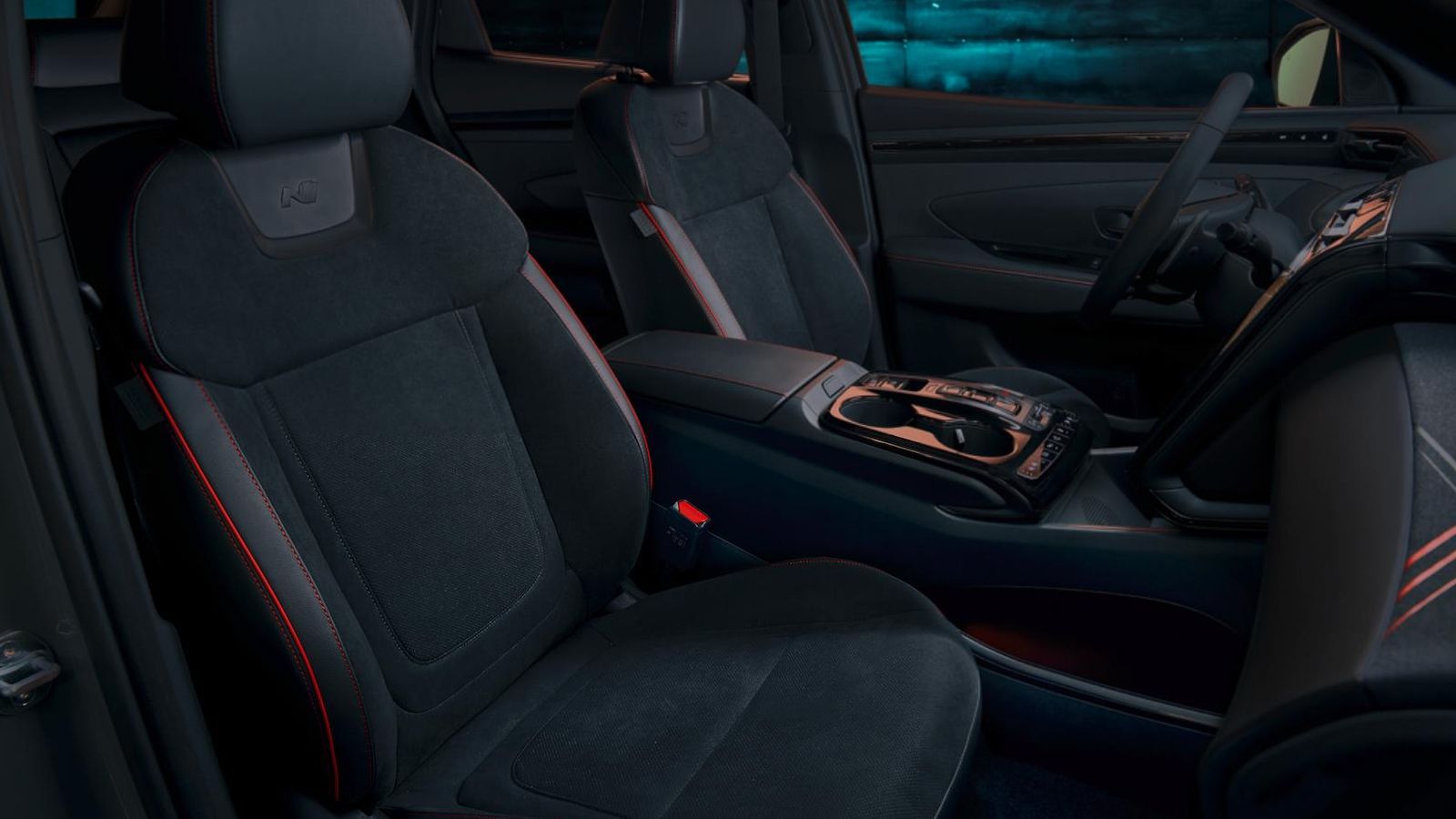 Los asientos de esta versión no sólo lucen el logotipo que la identifica o tienen tapicerías exclusivas, sino que incorporan apoyos laterales más marcados.