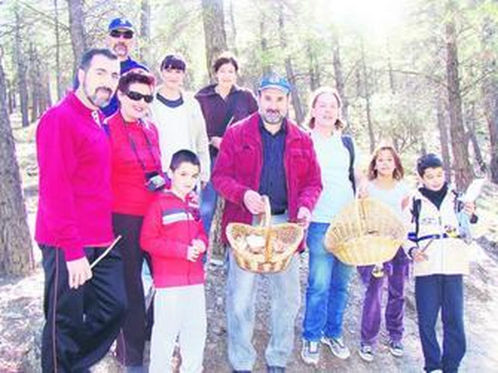 El alcalde de Abla, con su cesta llena de níscalos y varios excursionistas.