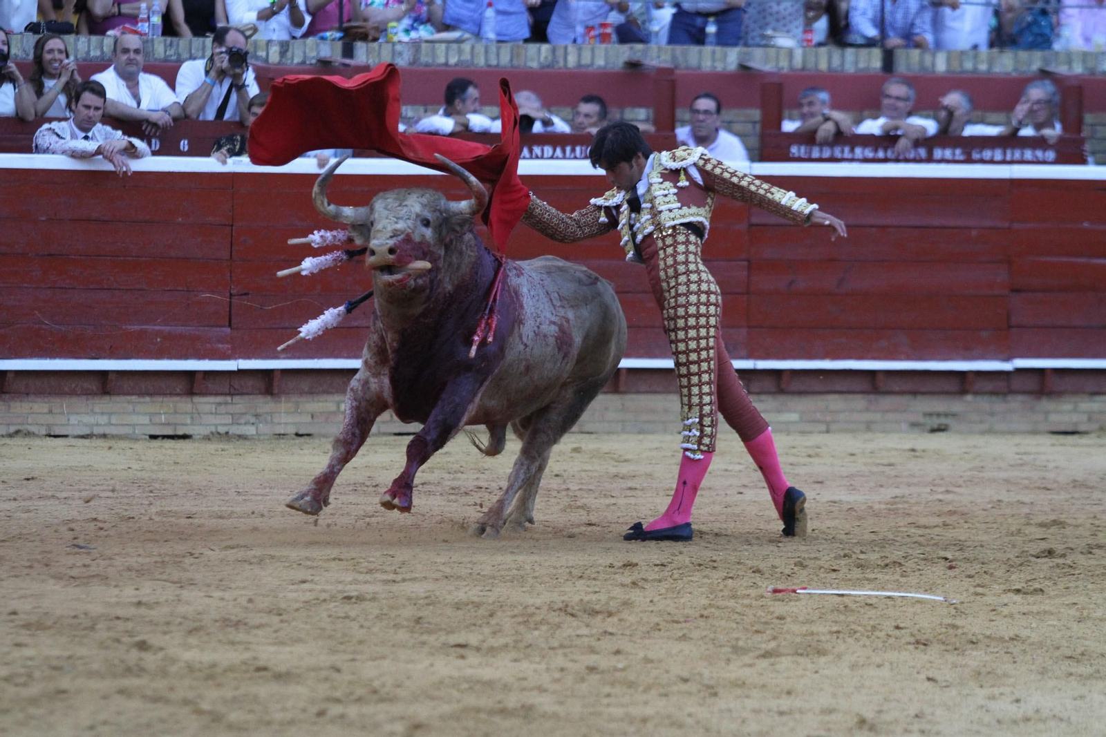 Imágenes de la faena de Miguel Angel Perera en el coso Onubense.