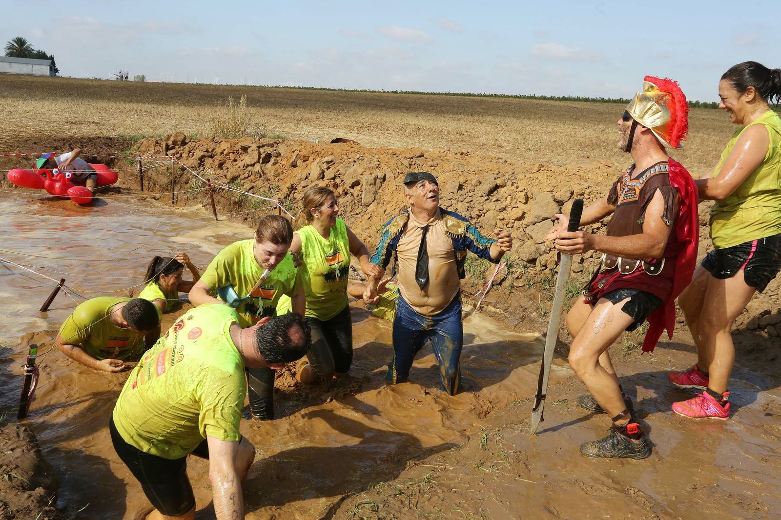 Imágenes de la carrera del barro celebrada en La Barca