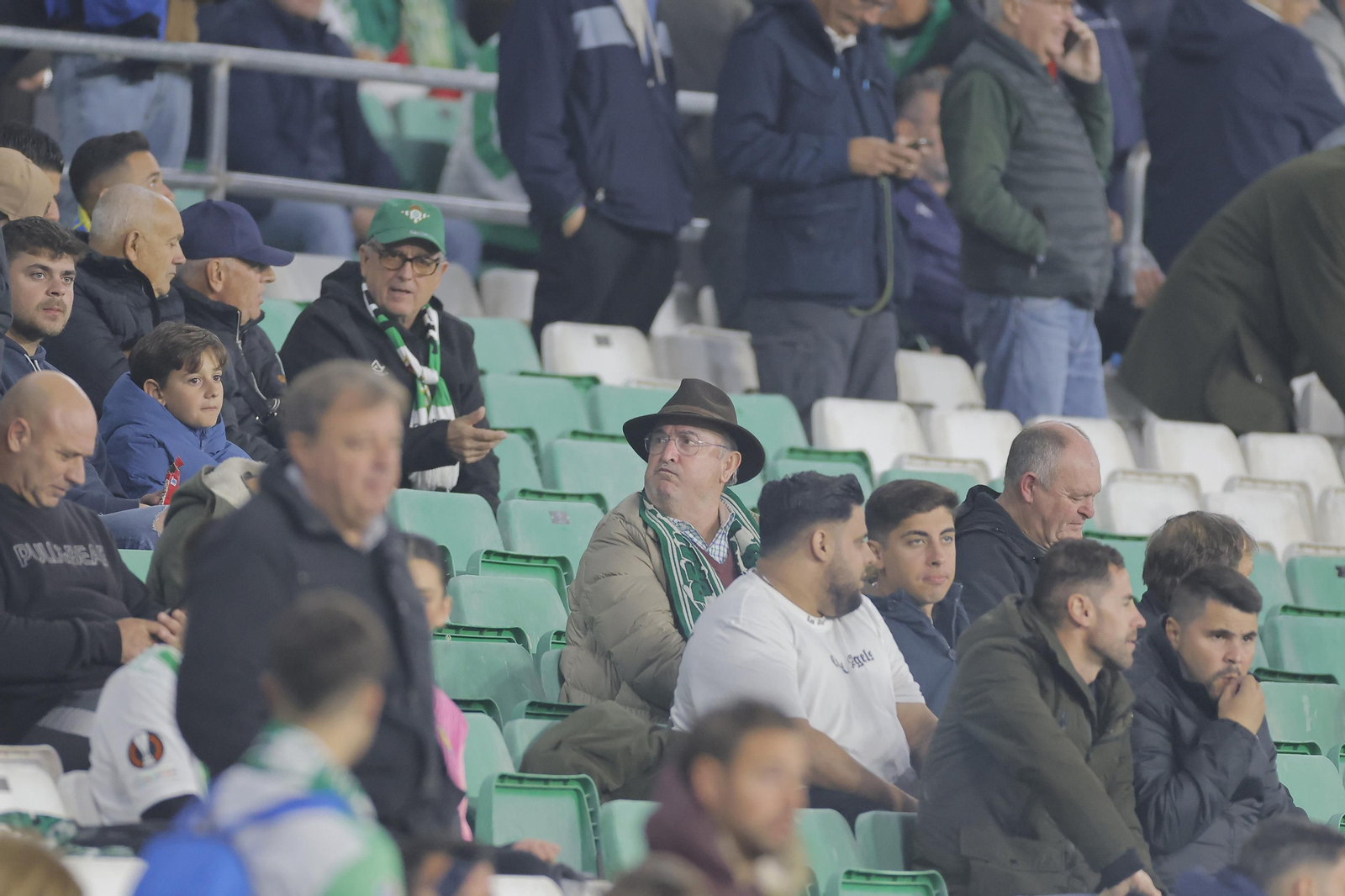 Búscate en las fotos del Betis-Las Palmas