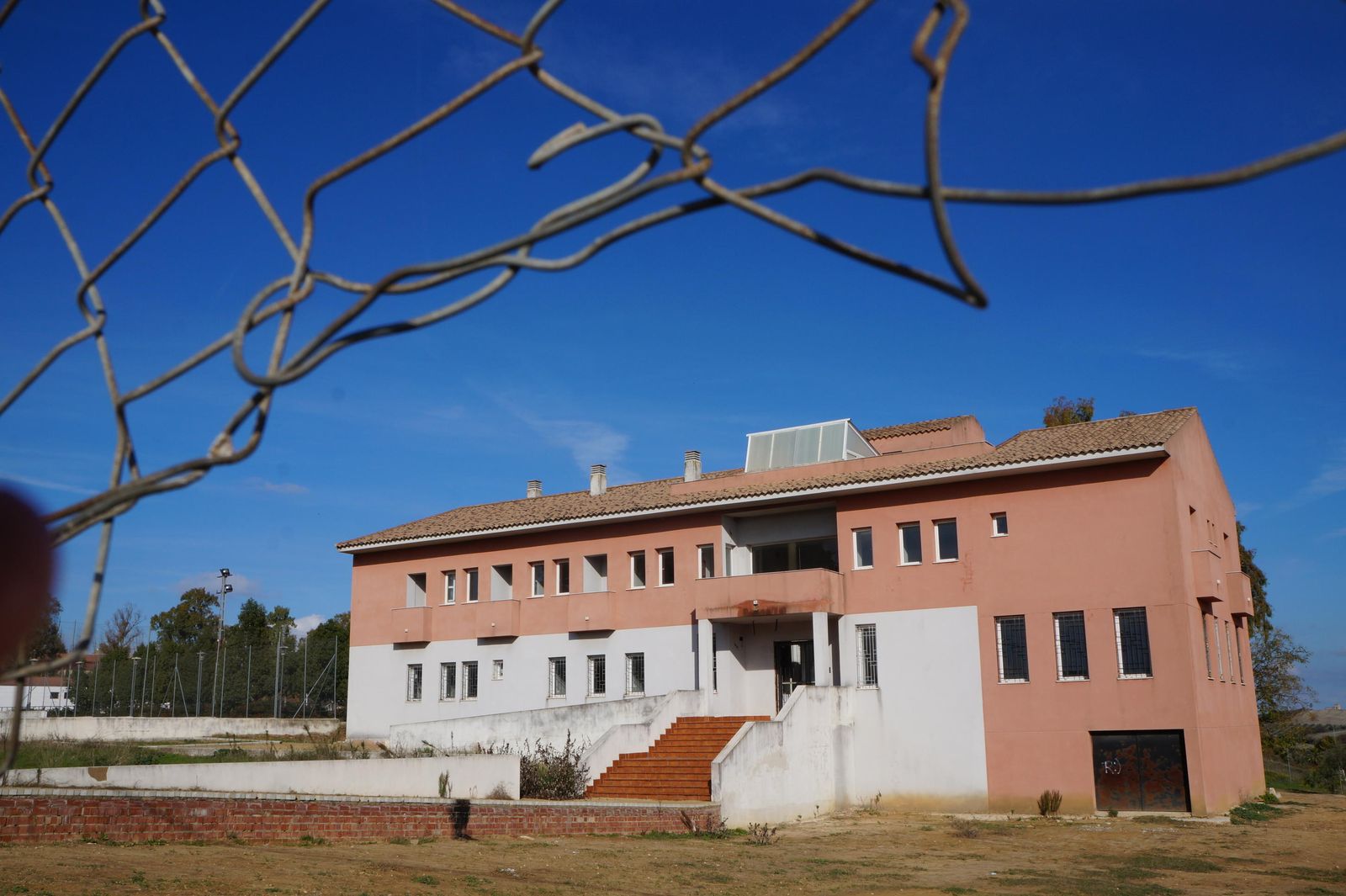 Situación en la que se encuentra actualmente el complejo, en cuya construcción el Injuve invirtió un millón de euros.