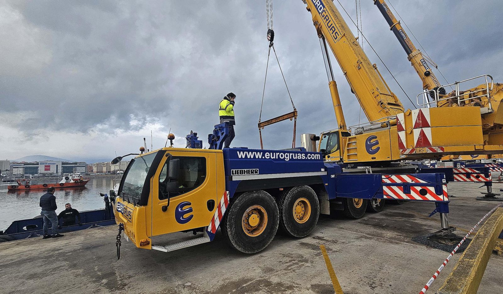 Fotos del reflote del Global One en el puerto de Algeciras