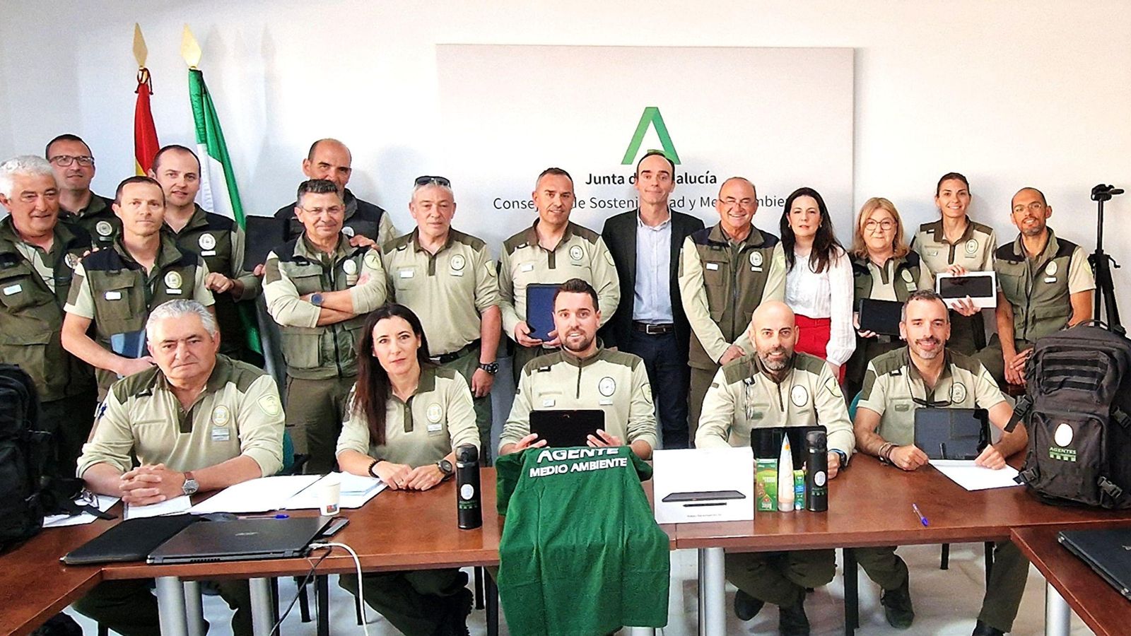 El delegado Manuel de la Torre junto a los agentes de Medio Ambiente.
