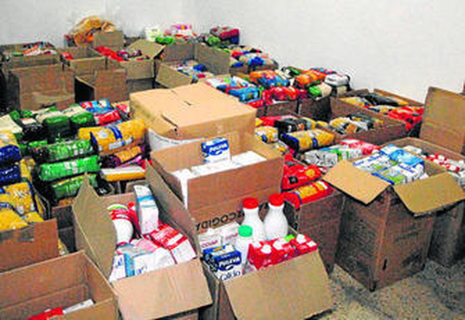 Imagen de alimentos recogidos por una cofradía gaditana en una de sus campañas.