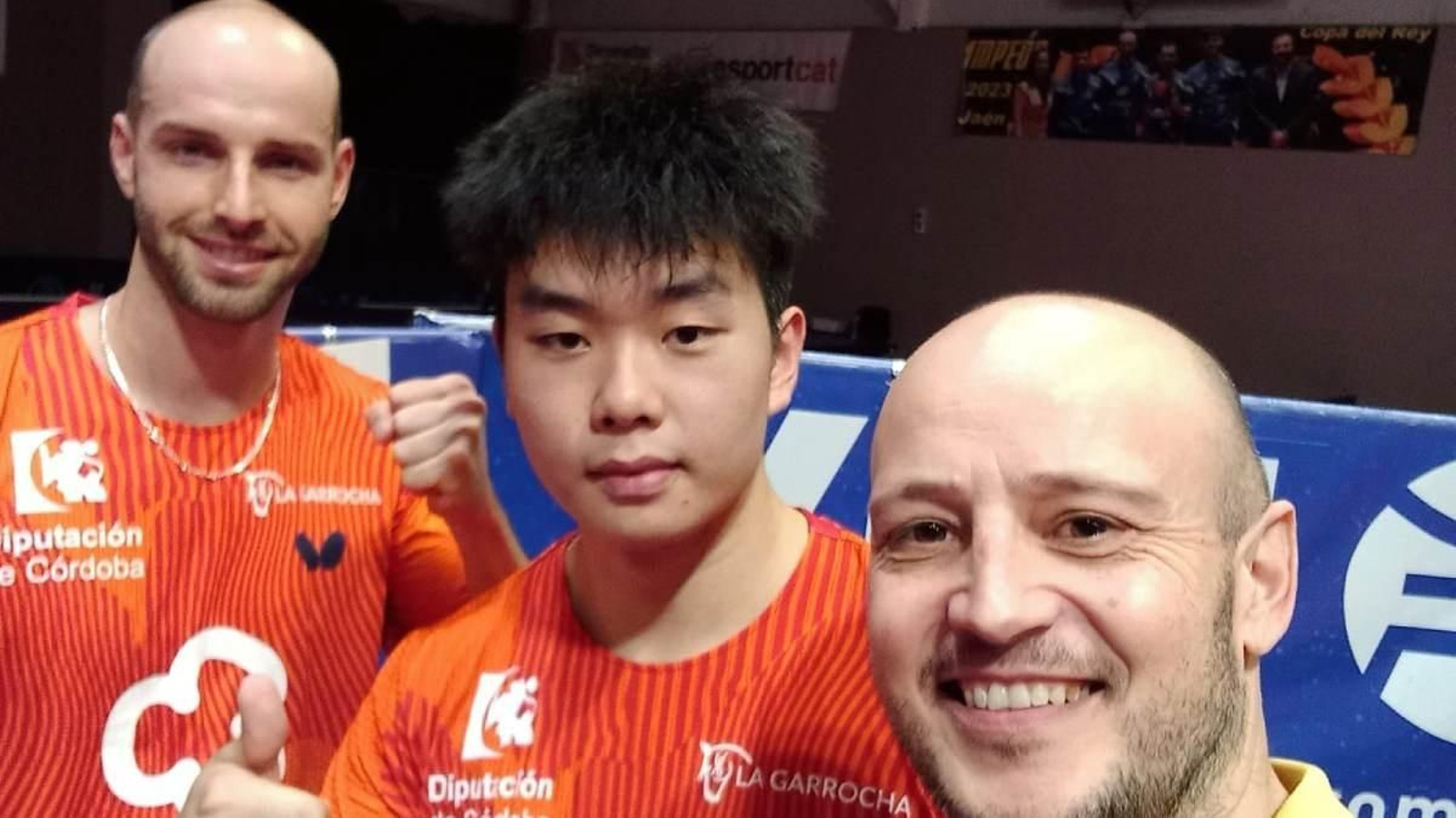 La tripleta prieguense celebra su triunfo ante el Borges.