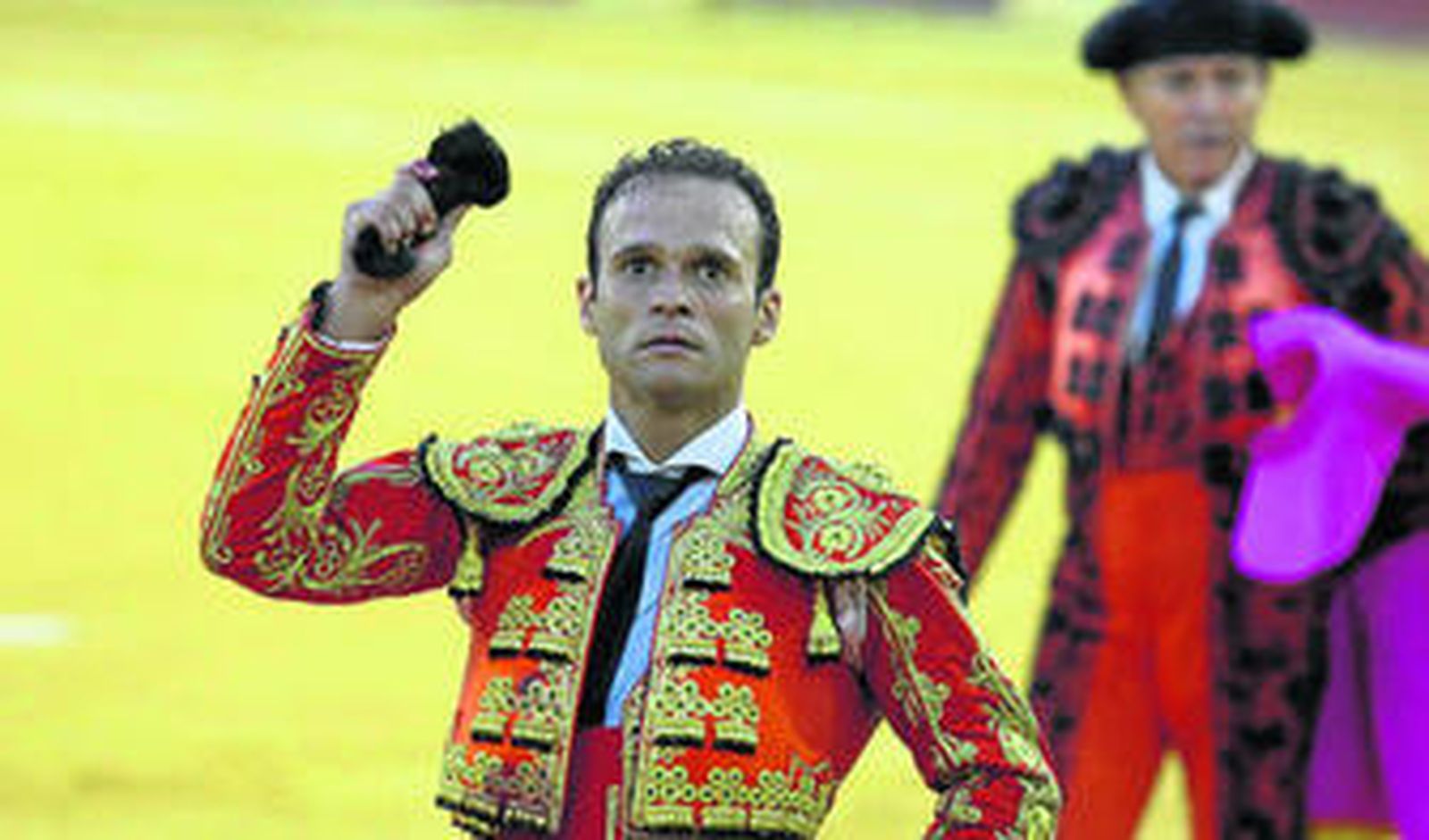 El diestro Antonio Ferrera muestra la  oreja cortada mientras  da la vuelta al ruedo en La Malagueta.