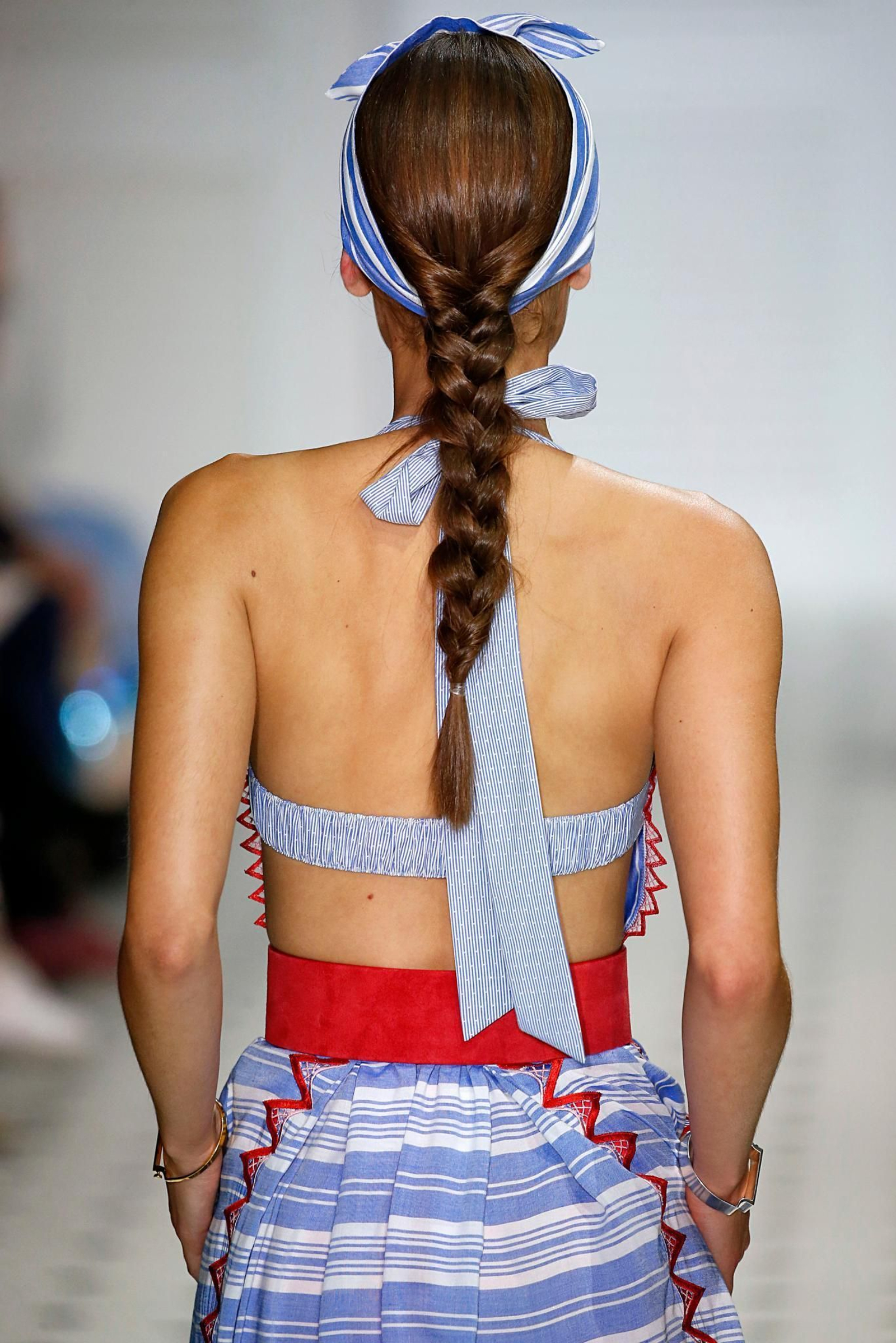 Peinados de invitada: Coletas y trenzas para tus bodas de 2022