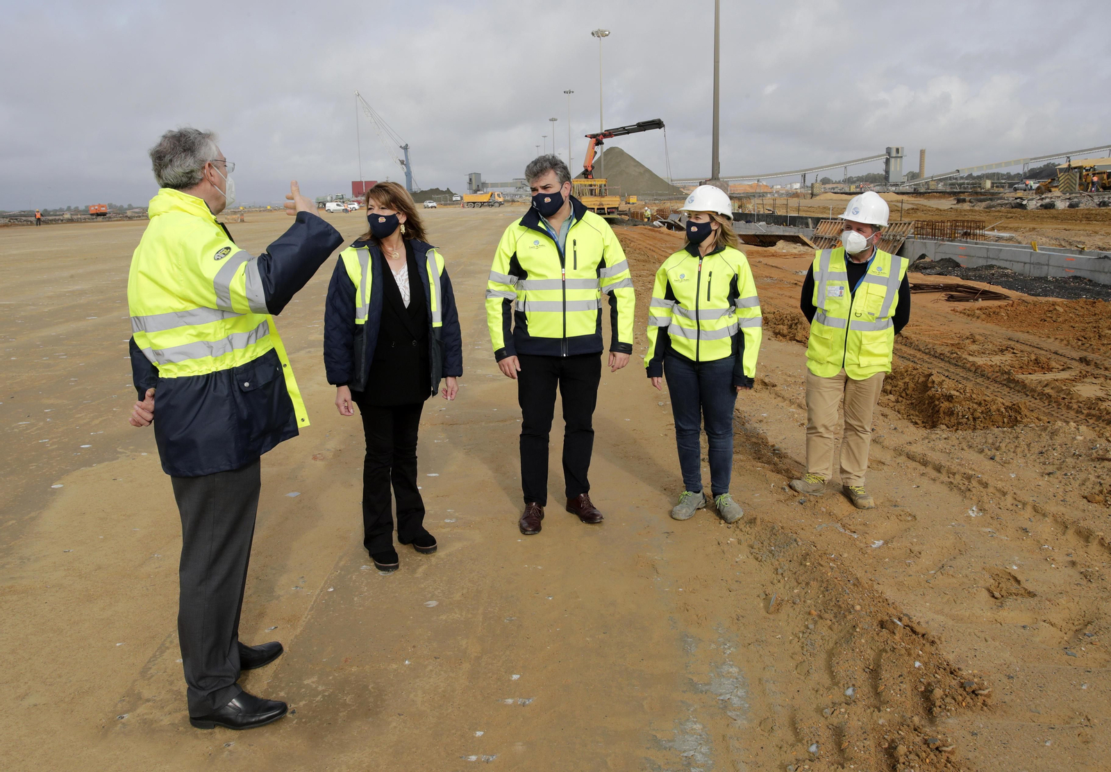 Los responsables de la Autoridad Portuaria y de la empresa adjudicataria de las obras en la visita al Muelle Ingeniero Juan Gonzalo.