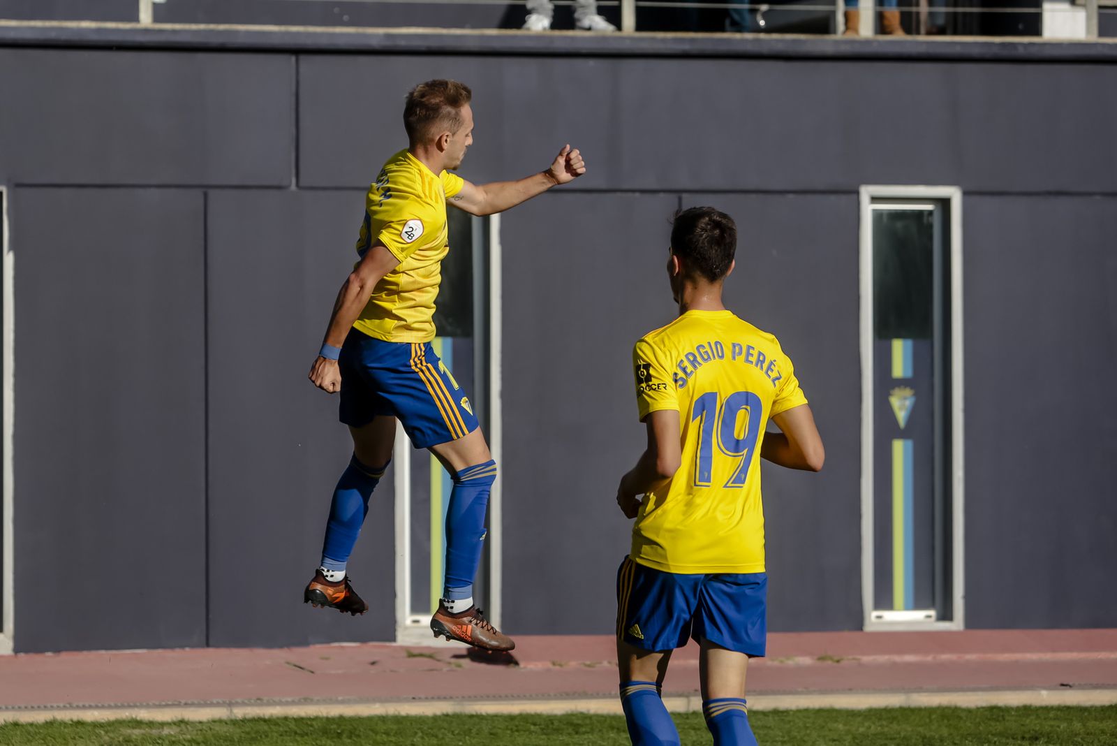 Víctor Morillo exhibe su júbilo por el gol saltando en presencia de Sergio Pérez.