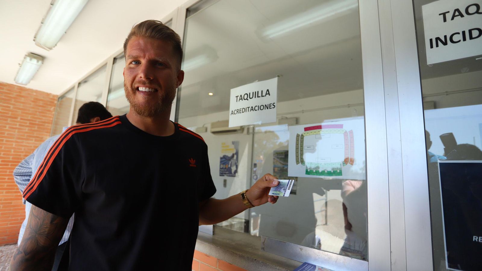 Morcillo muestra su abono del Recreativo.